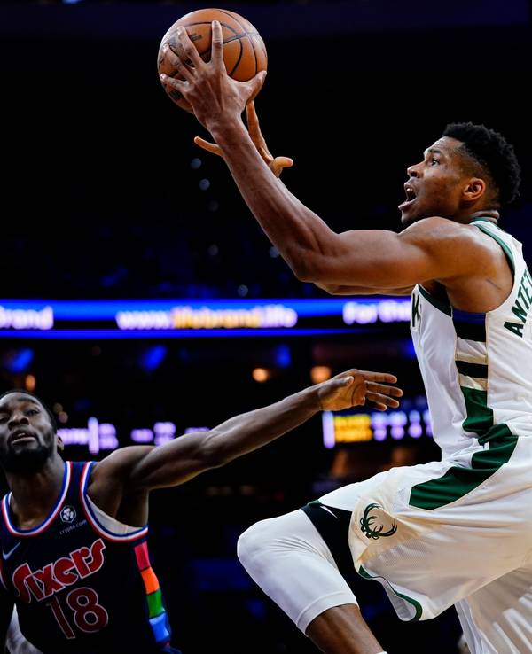 Giannis Antetokounmpo setzt beim Sieg der Milwaukee Bucks gegen die Philadelphia 76ers zum Wurf an.