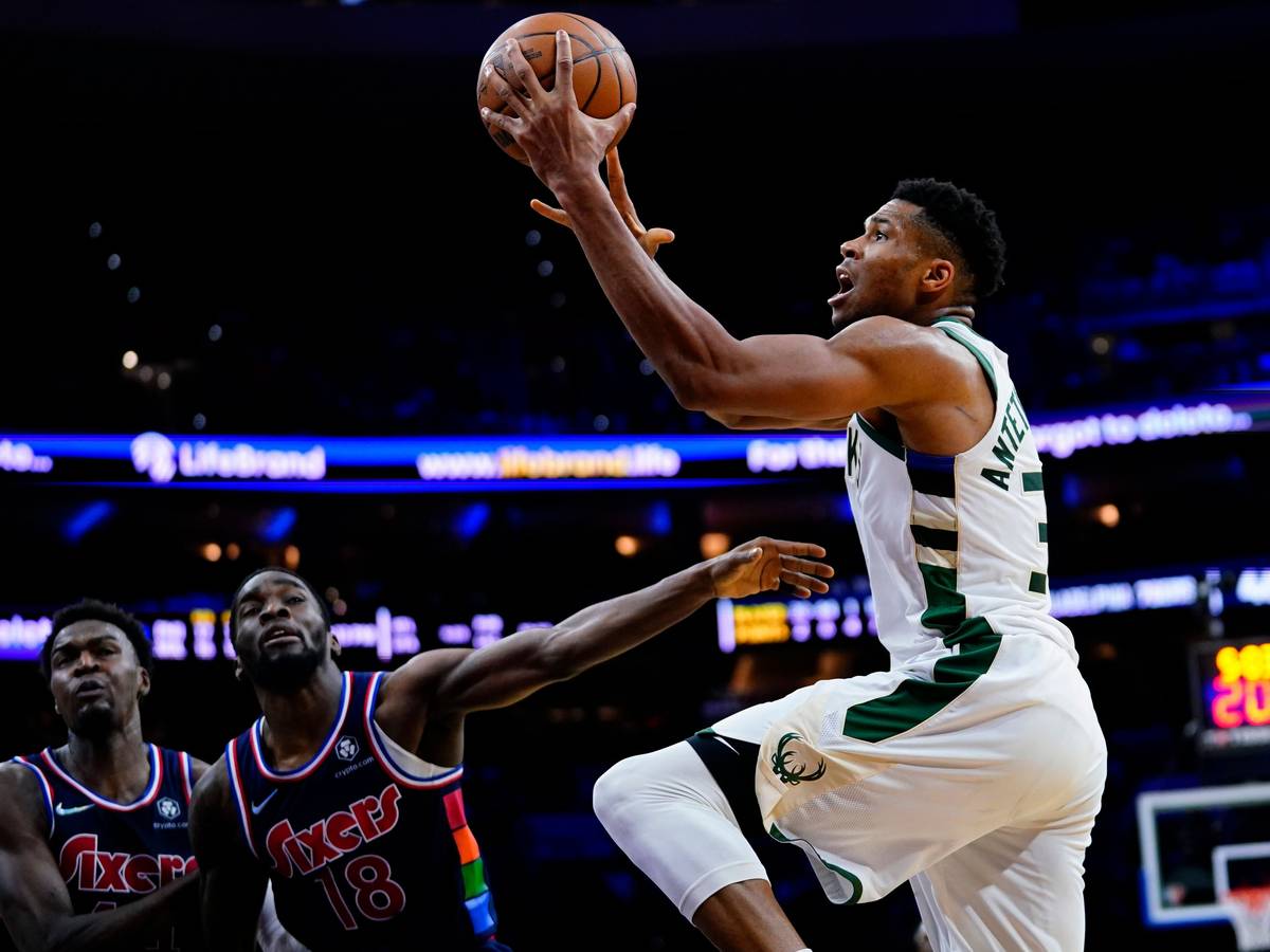 Giannis Antetokounmpo setzt beim Sieg der Milwaukee Bucks gegen die Philadelphia 76ers zum Wurf an.