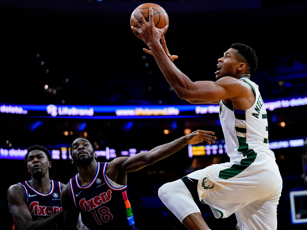 Giannis Antetokounmpo setzt beim Sieg der Milwaukee Bucks gegen die Philadelphia 76ers zum Wurf an.