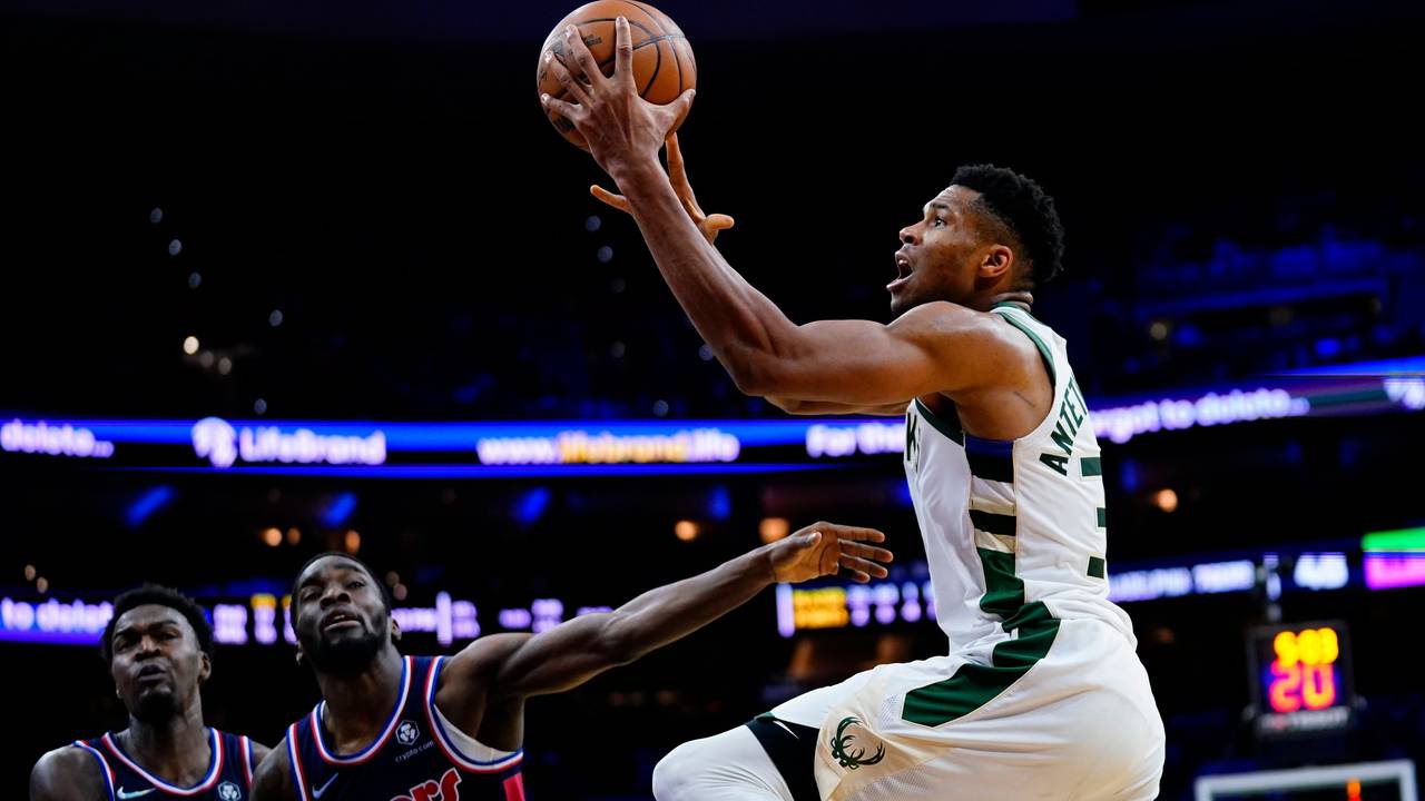 Giannis Antetokounmpo setzt beim Sieg der Milwaukee Bucks gegen die Philadelphia 76ers zum Wurf an.