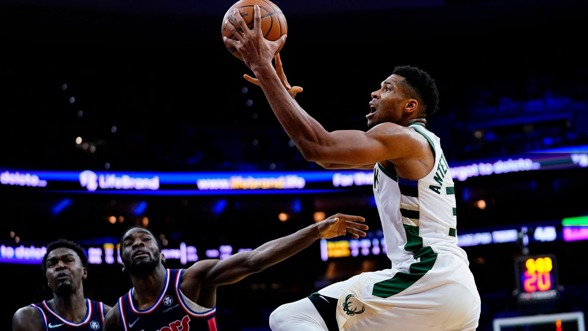 Giannis Antetokounmpo setzt beim Sieg der Milwaukee Bucks gegen die Philadelphia 76ers zum Wurf an.
