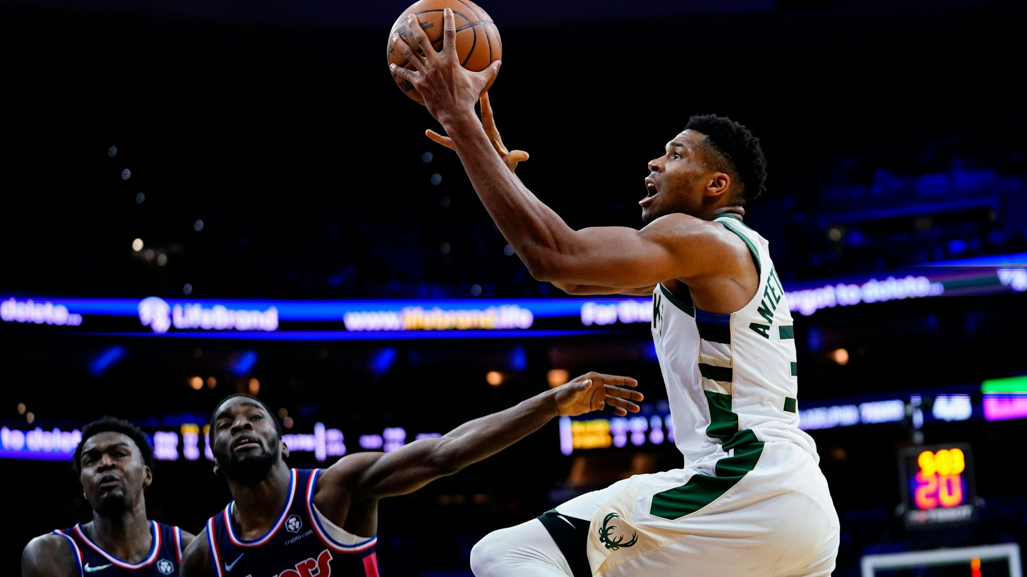Giannis Antetokounmpo setzt beim Sieg der Milwaukee Bucks gegen die Philadelphia 76ers zum Wurf an.