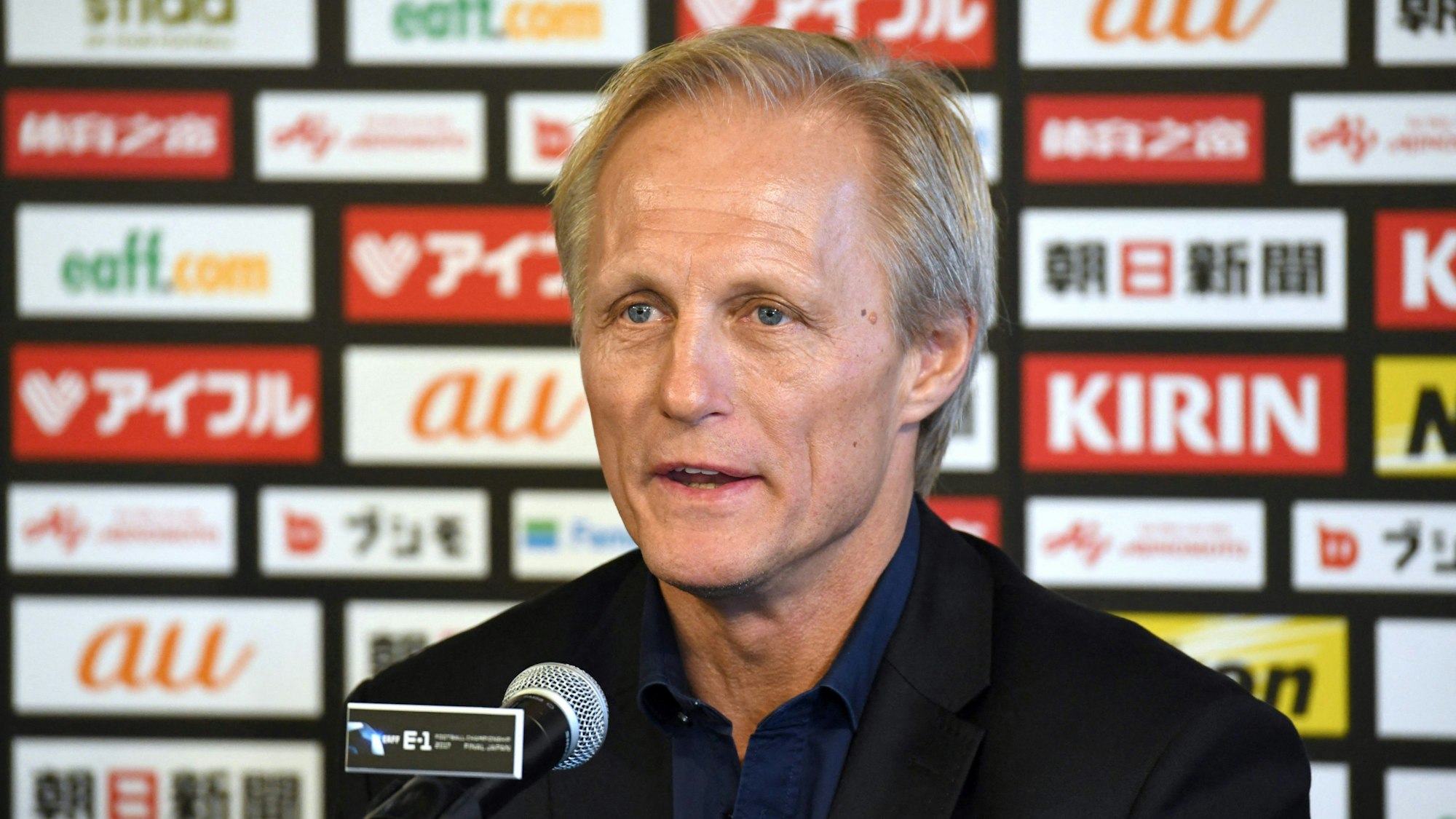 Jörn Andersen spricht bei einer Pressekonferenz.