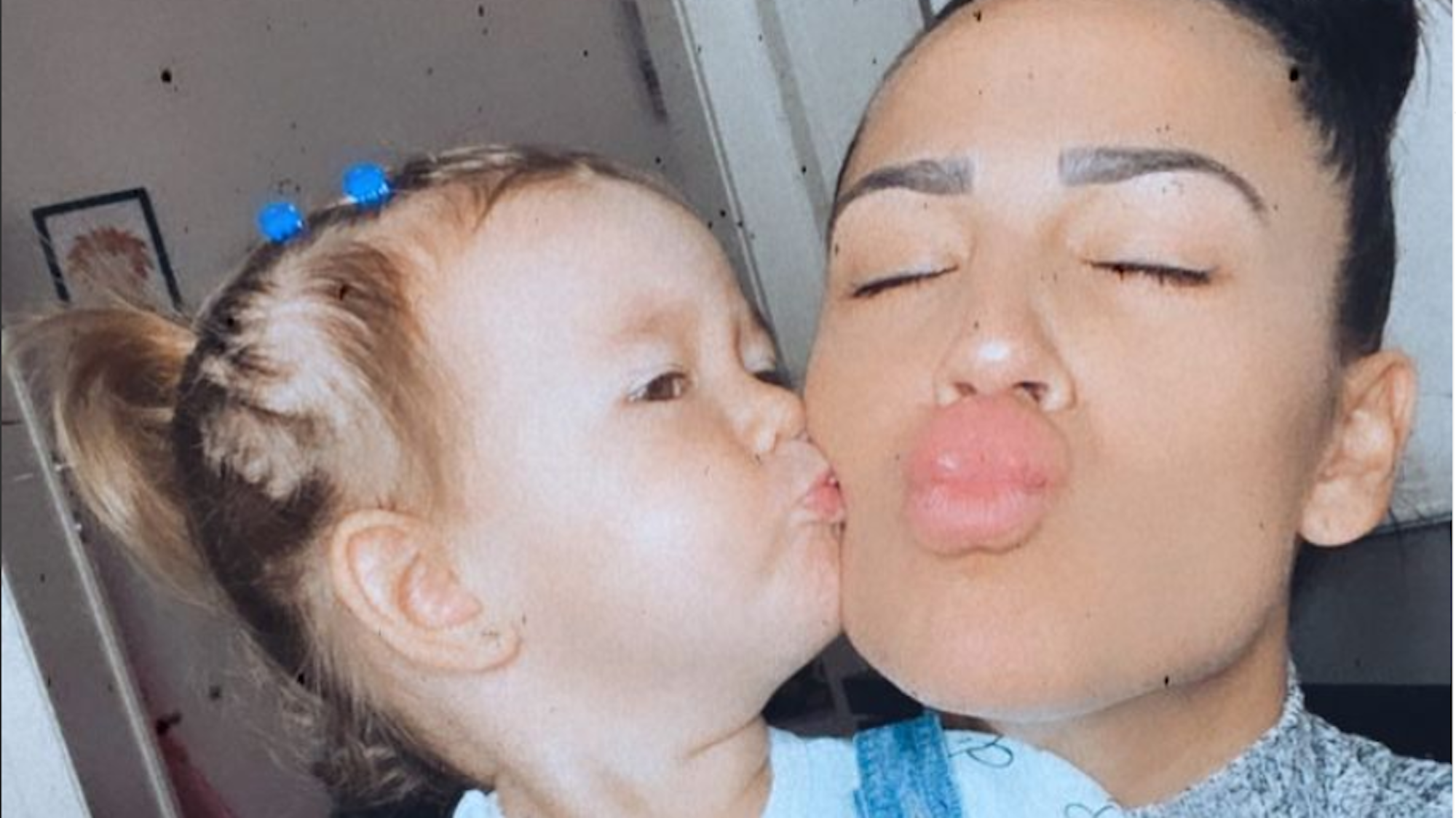 Die ehemalige „Love Island“-Kandidatin Elena Miras posiert auf einem Instagram-Foto vom 3. November 2020 mit Tochter Aylen.