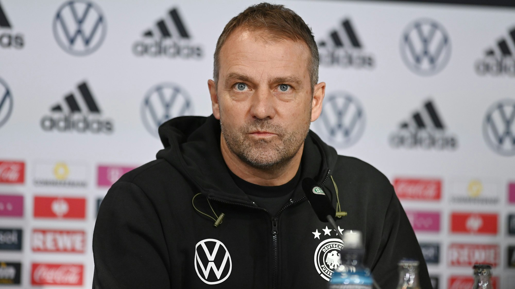 Bundestrainer Hansi Flick gibt eine Pressekonferenz.