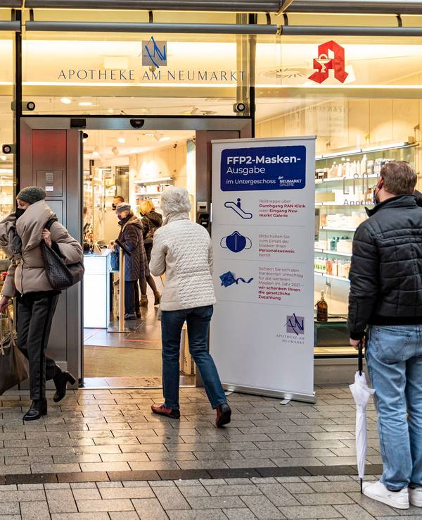 Köln:
Im Untergeschoss der Neumarkt Galerie in der Kölner Innenstadt, werden von der Apotheke am Neumark FFP2-Masken verteilt.