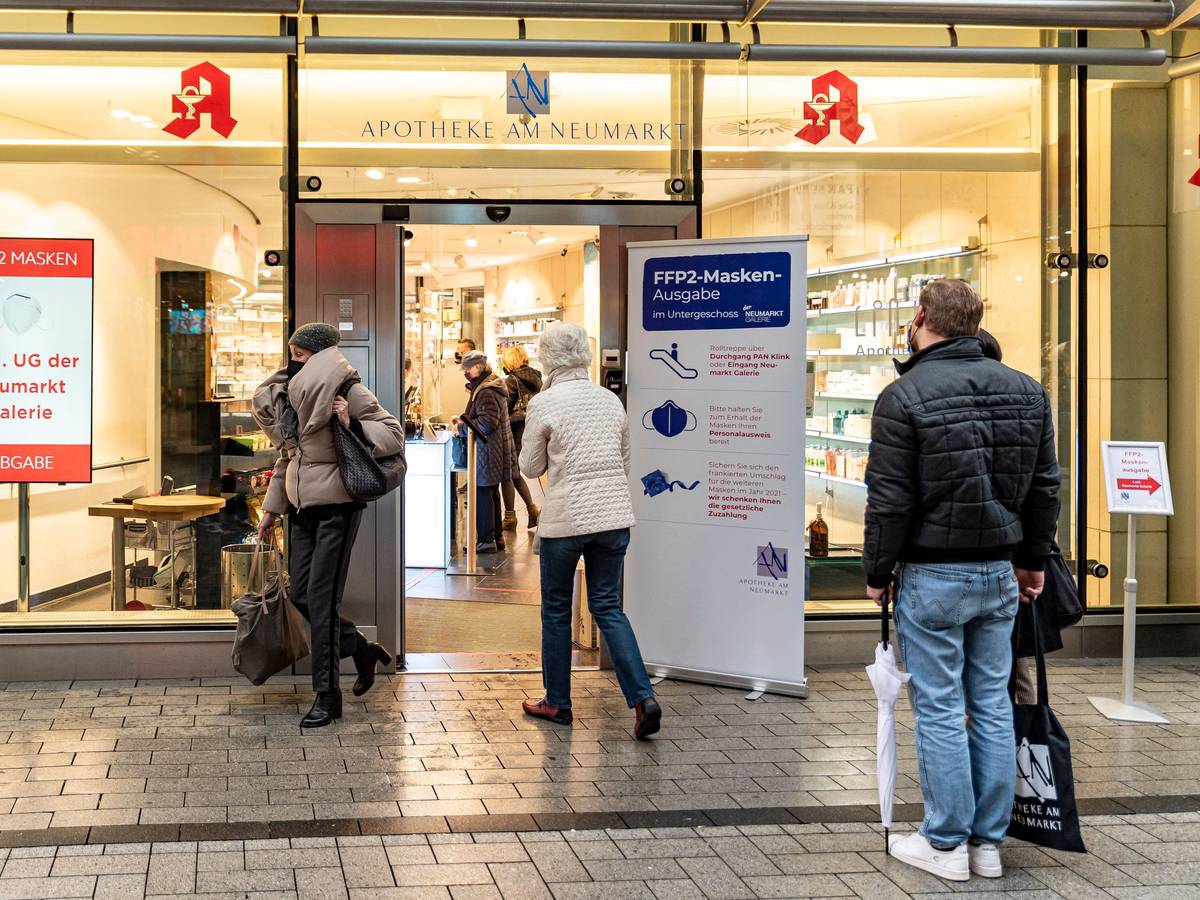 Köln:
Im Untergeschoss der Neumarkt Galerie in der Kölner Innenstadt, werden von der Apotheke am Neumark FFP2-Masken verteilt.