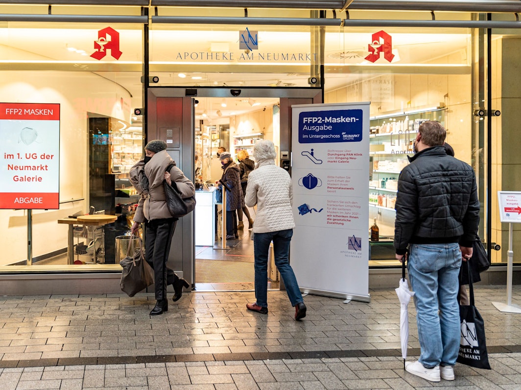 Köln:
Im Untergeschoss der Neumarkt Galerie in der Kölner Innenstadt, werden von der Apotheke am Neumark FFP2-Masken verteilt.