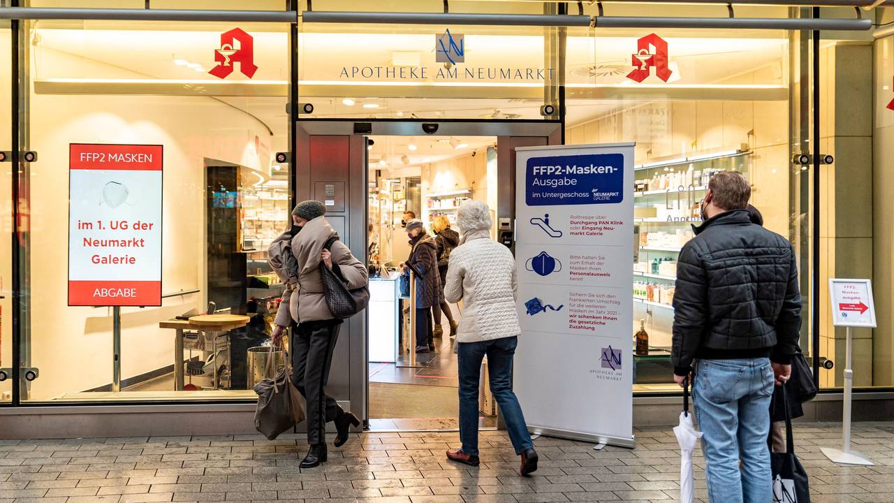 Köln:
Im Untergeschoss der Neumarkt Galerie in der Kölner Innenstadt, werden von der Apotheke am Neumark FFP2-Masken verteilt.