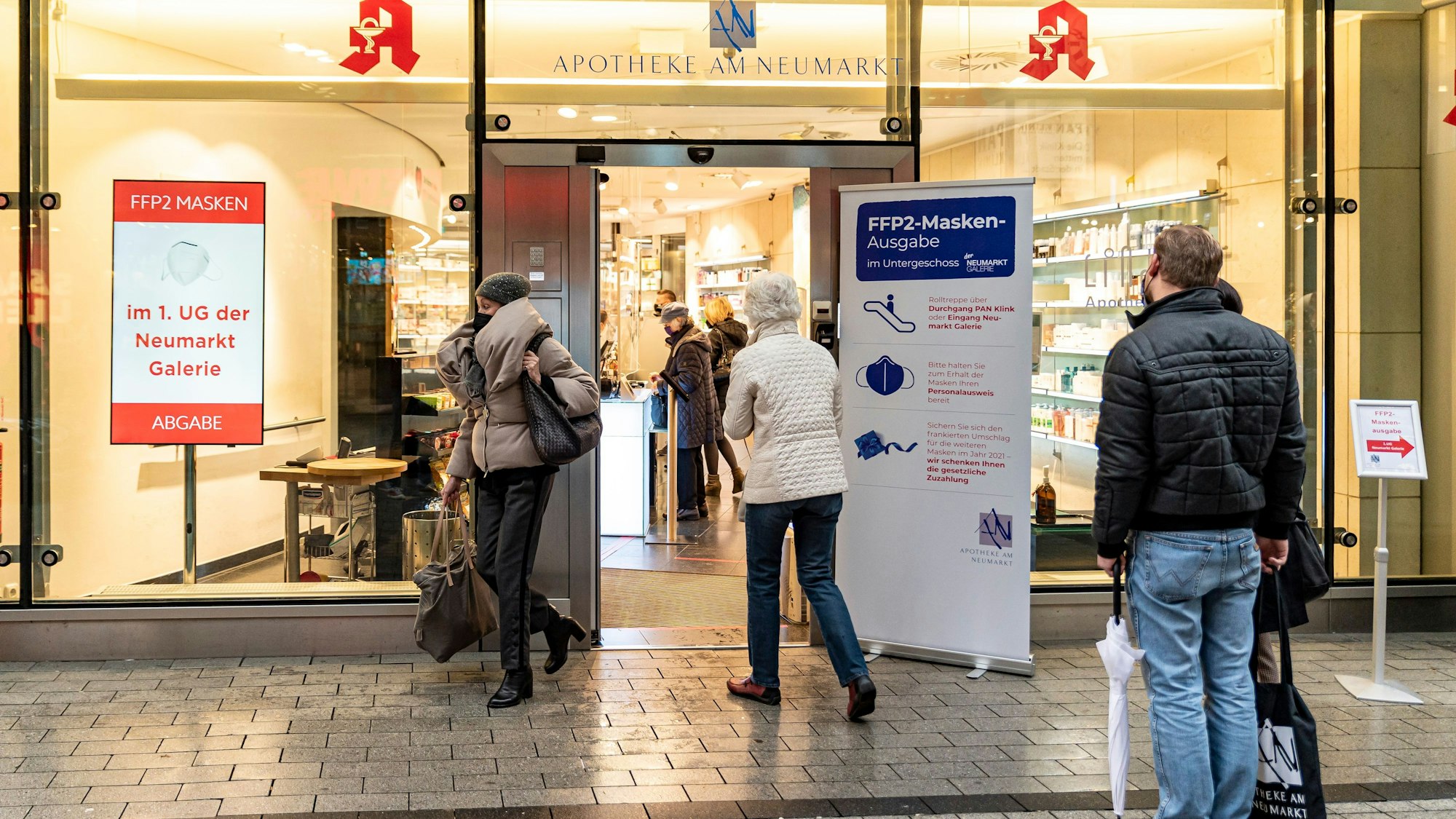 Köln:
Im Untergeschoss der Neumarkt Galerie in der Kölner Innenstadt, werden von der Apotheke am Neumark FFP2-Masken verteilt.