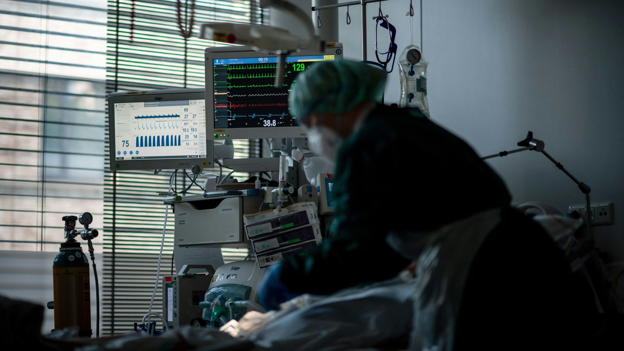 Die Lage auf den Intensivstationen (hier ein Symbolfoto aus dem Universitätsklinikum Essen) ist vielerorts angespannt.