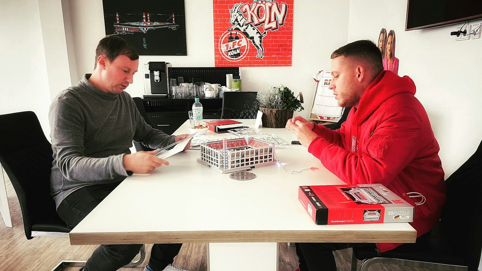 Gerrit Wöstenfeld (l.) mit Mo-Torres beim Puzzeln des Kölner Stadions