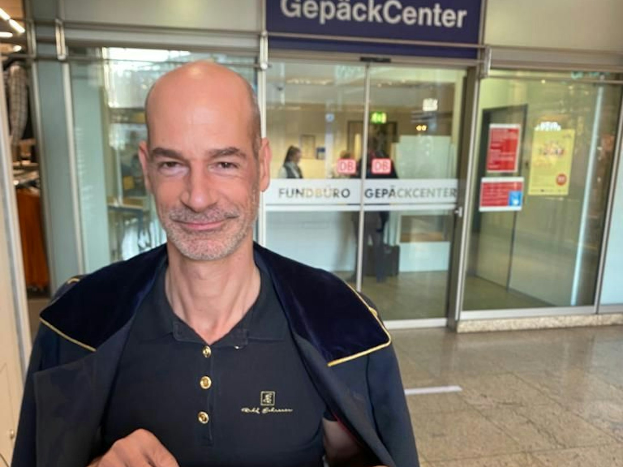 Ralf Scharrer identifizierte sich mit einer Ausgabe des EXPRESS bei der Deutschen Bahn.