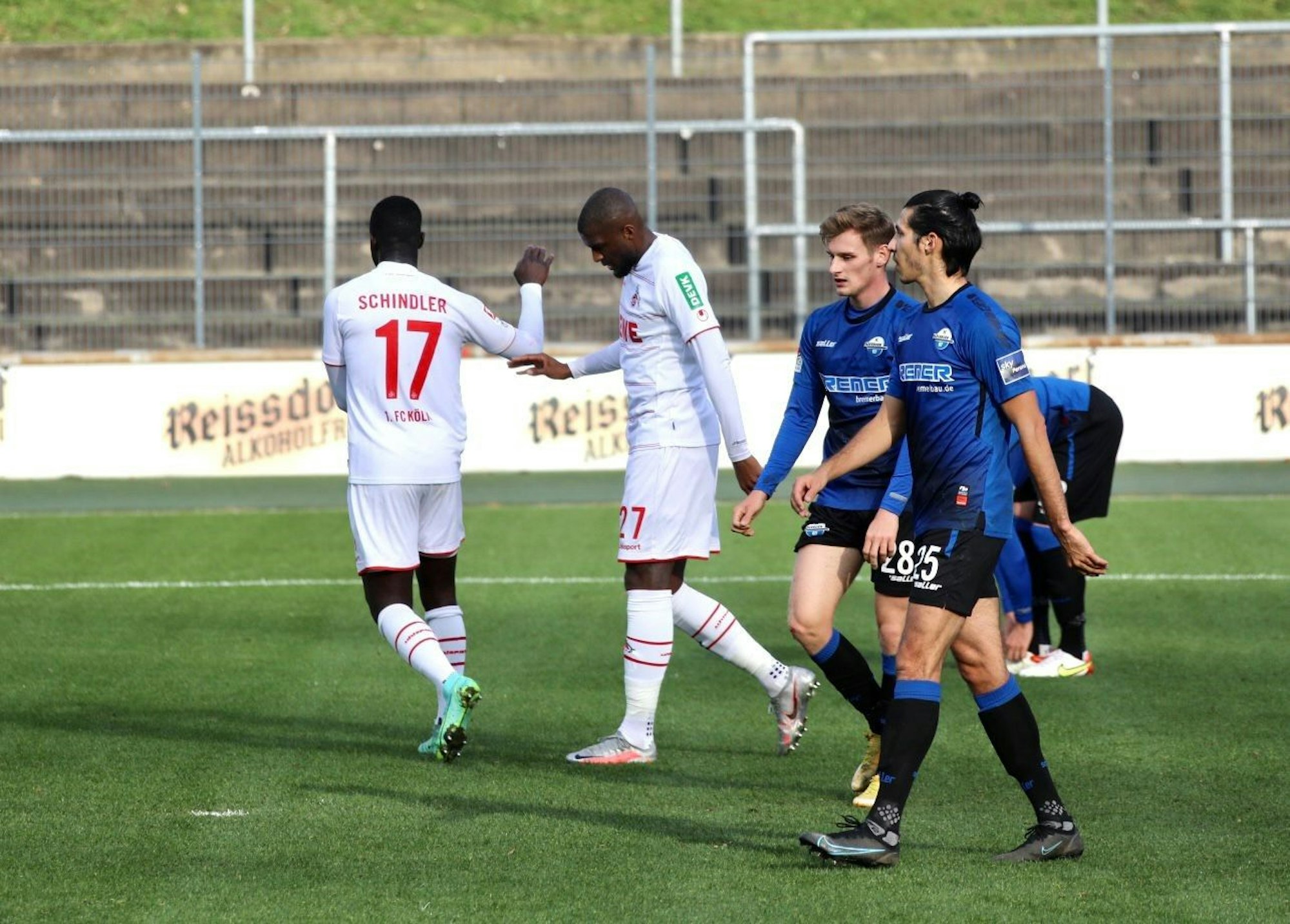 Anthony Modeste und Kingsley Schindler klatschen ab.