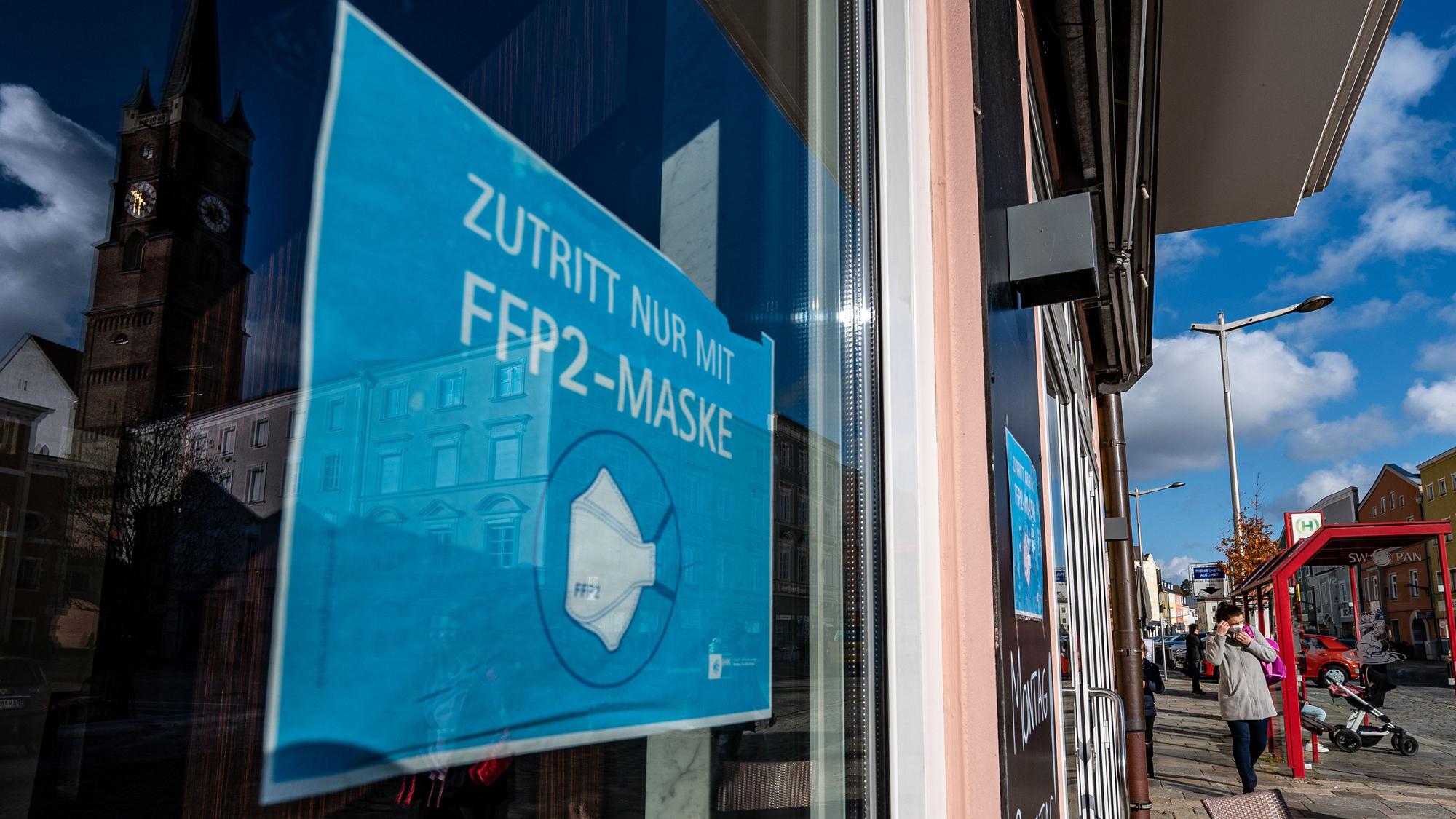 Trotz Impfangebot und strenger Maßnahmen steigen die Anzahl der Corona-Neuinfektionen immer weiter. Unser Symbolfoto (aufgenommen am 8. November 2021) zeigt ein Schild an einer Ladentür mit der Aufschrift „Zutritt nur mit FFP2-Maske“.