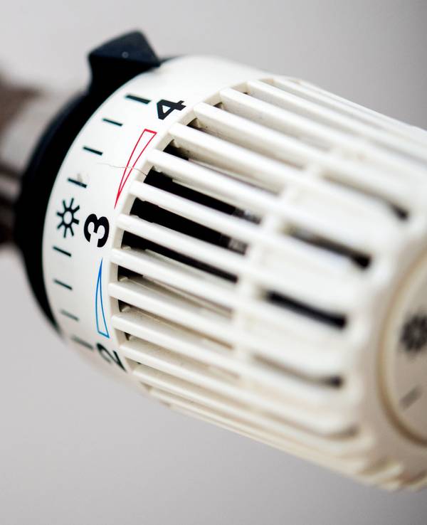 Das Thermostat einer Heizung in einer Wohnung