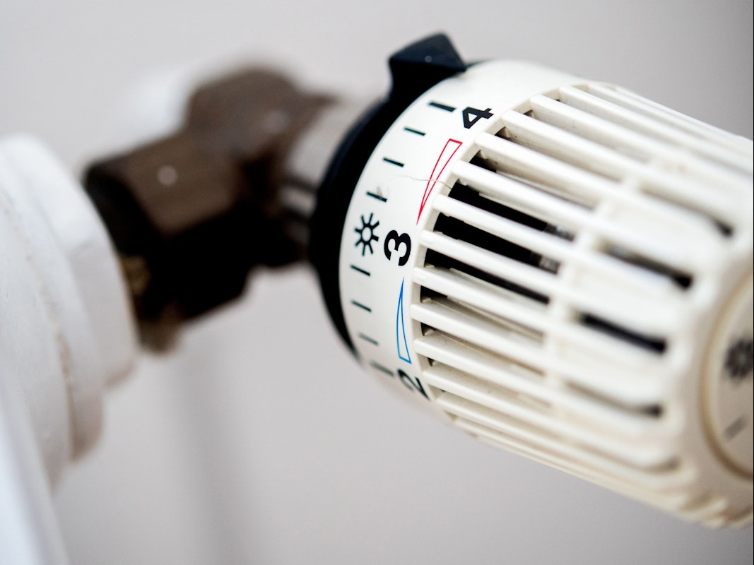 Das Thermostat einer Heizung in einer Wohnung