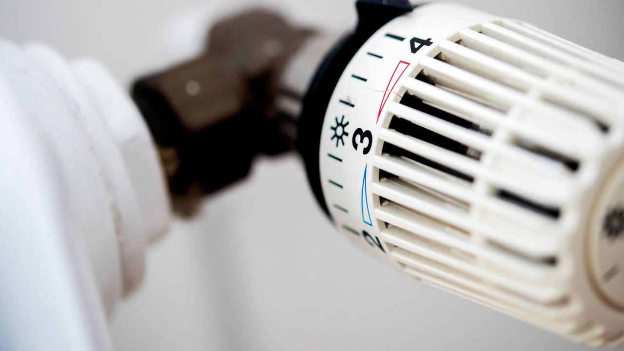 Das Thermostat einer Heizung in einer Wohnung