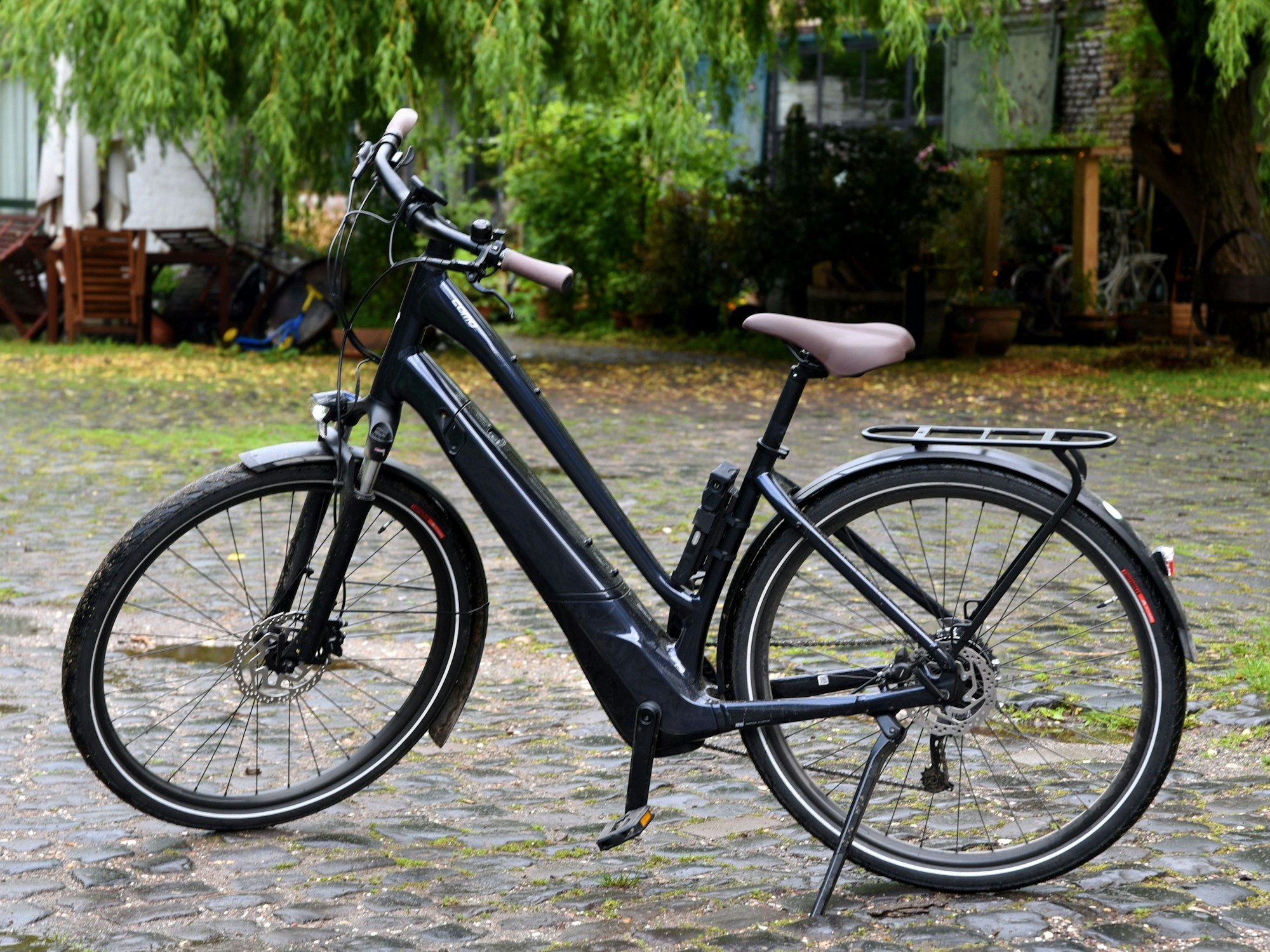 Ein E-Bike steht auf einem Platz.