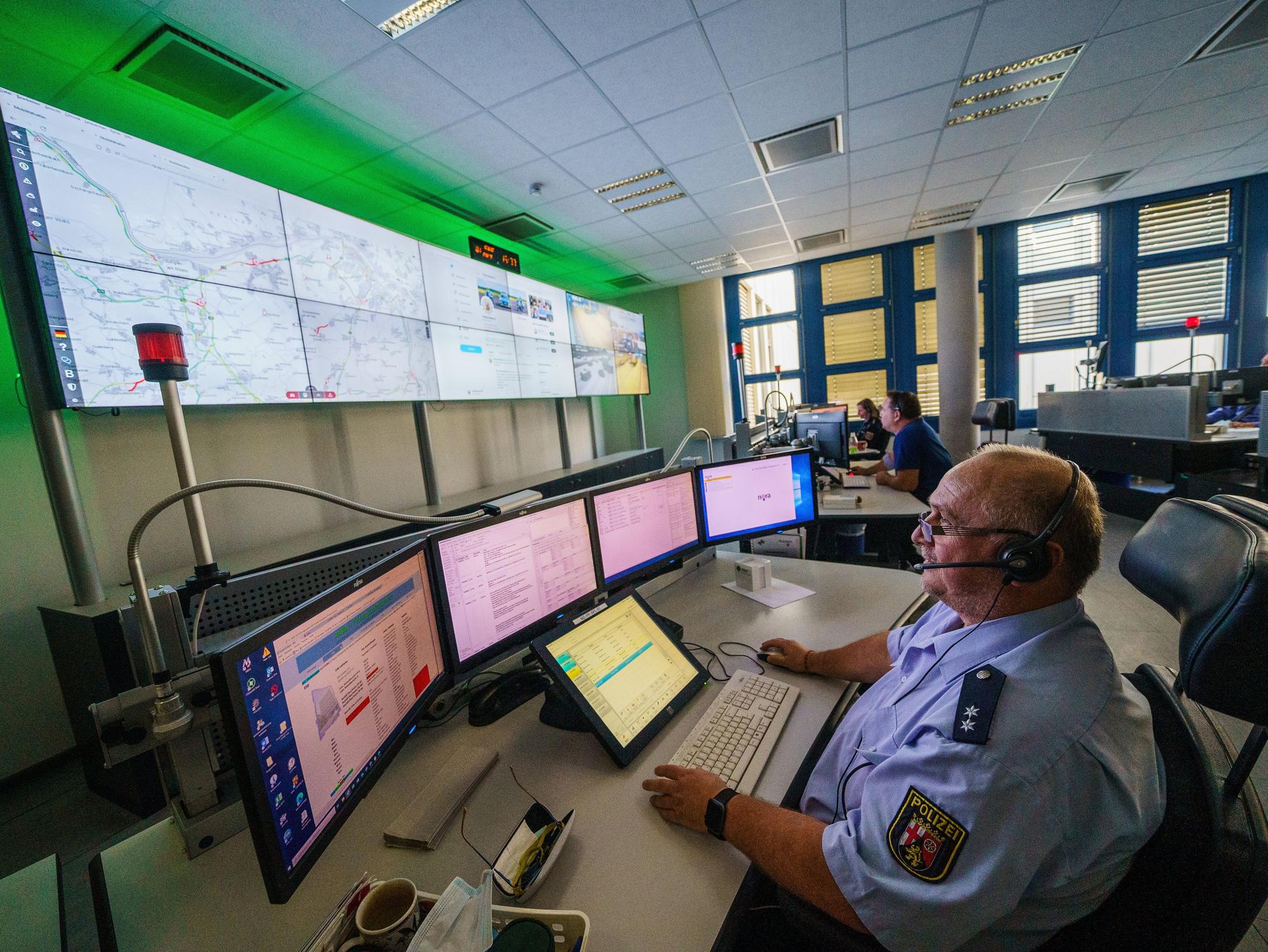 110 und 112 nicht erreichbar. Am 11. November 2021 gab es eine Störung. Ein Polizeibeamter sitzt am 1. Oktober 2021 in der Führungszentrale des Polizeipräsidiums Mainz an seinem Arbeitsplatz.