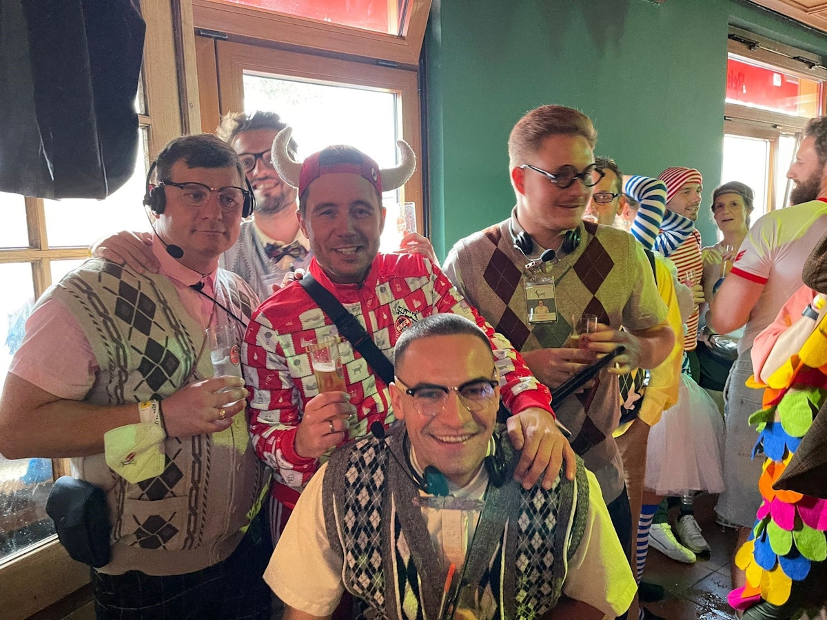 Steffen Baumgart feiert mit Lorenz Büffel.