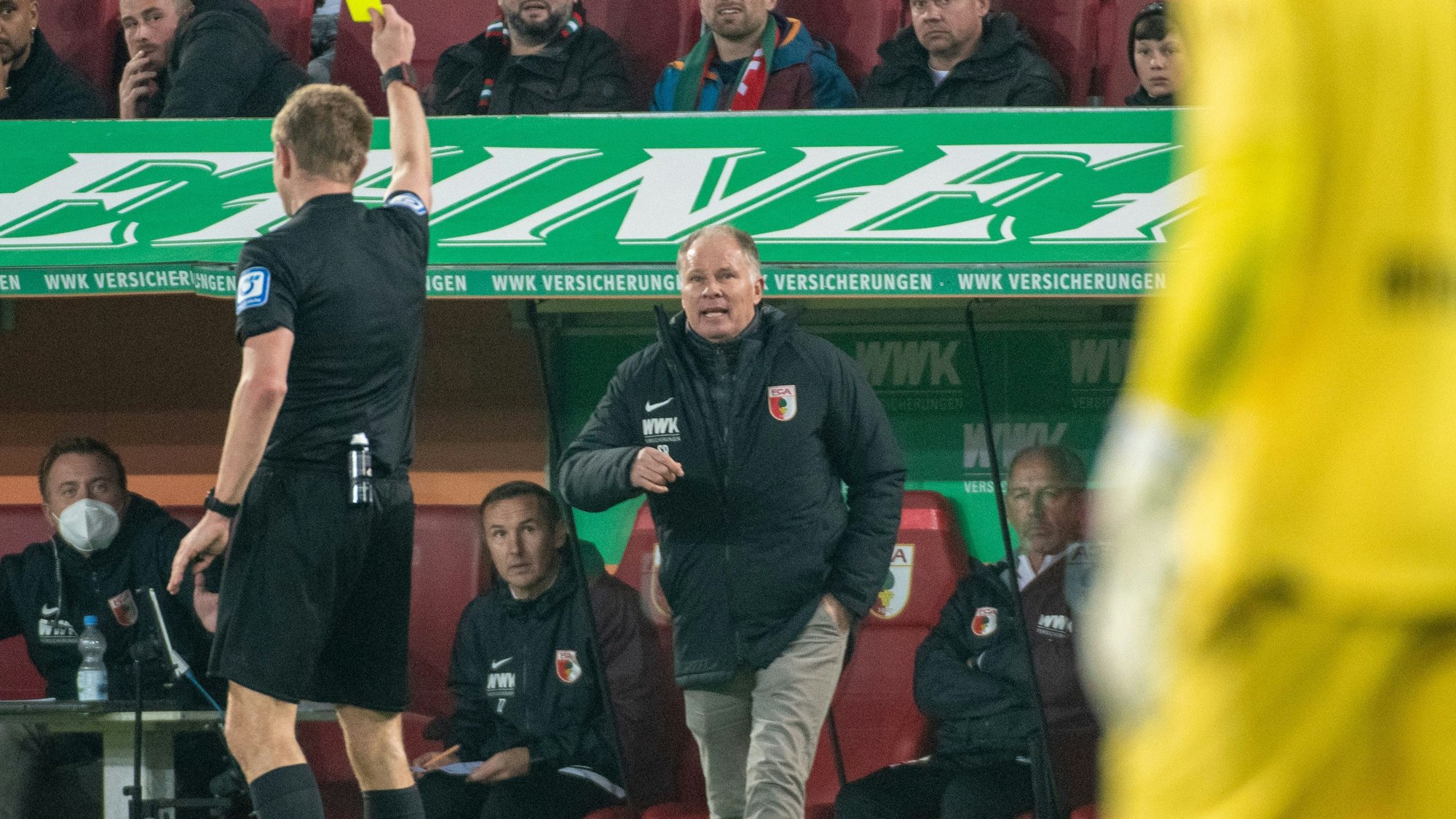 Stefan Reuter sieht beim Bundesliga-Spiel FC Augsburg gegen Arminia Bielefeld Gelb.