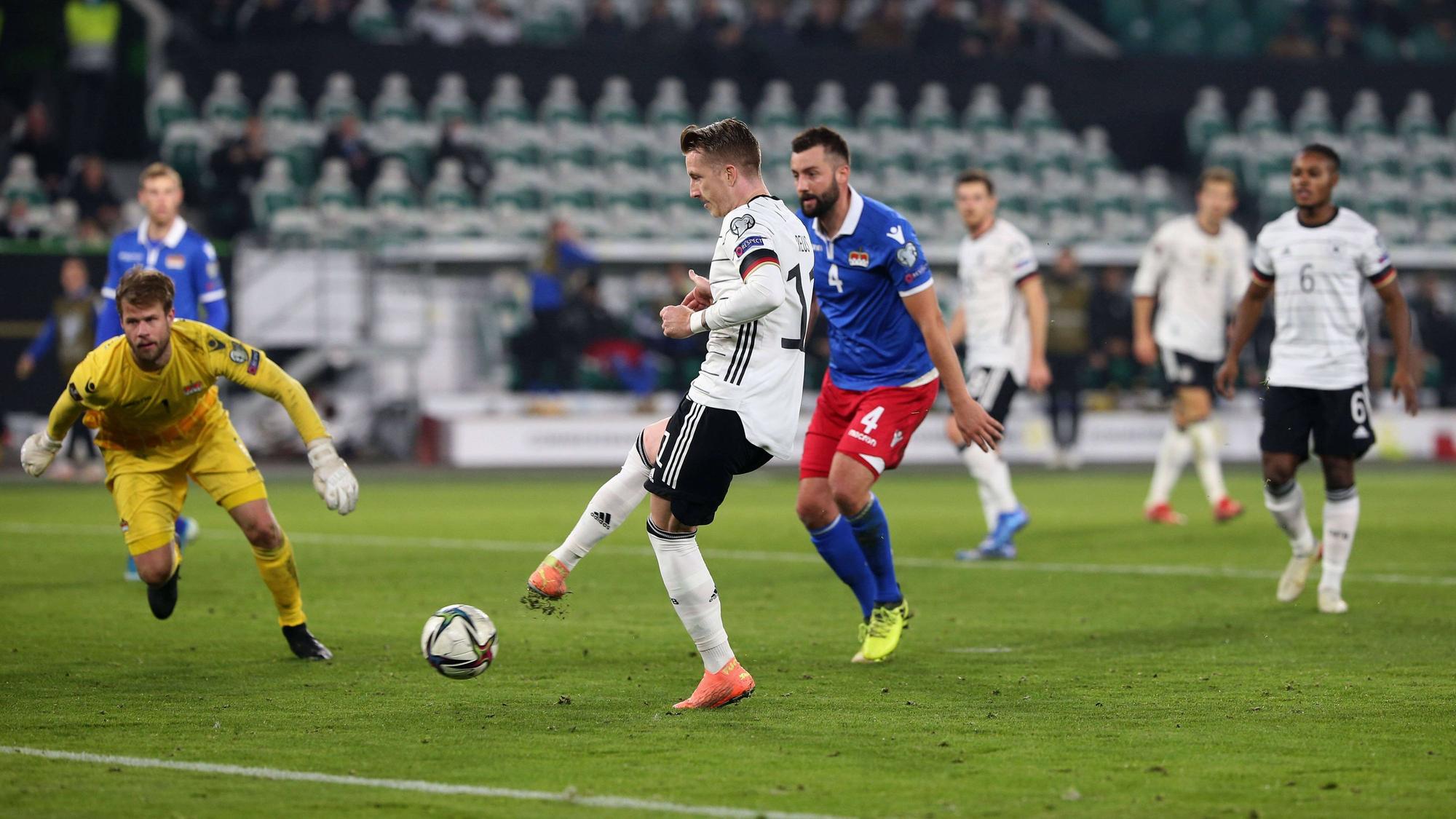Marco Reus erzielt das Tor zum 4:0 gegen Liechtenstein.