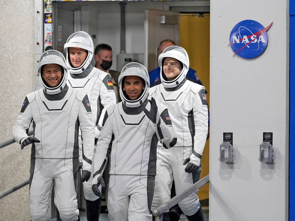 Die SpaceX ist mit der Crew an Board zur Raumstation ISS aufgebrochen. Auf dem Foto (aufgenommen am 11. November 2021) sind die Astronauten (von links) Tom Marshburn, Matthias Maurer aus Deutschland, Raja Chari und Kayla Barron zu sehen.