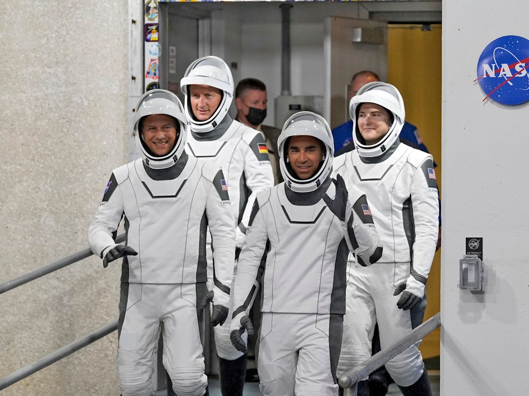 Die SpaceX ist mit der Crew an Board zur Raumstation ISS aufgebrochen. Auf dem Foto (aufgenommen am 11. November 2021) sind die Astronauten (von links) Tom Marshburn, Matthias Maurer aus Deutschland, Raja Chari und Kayla Barron zu sehen.