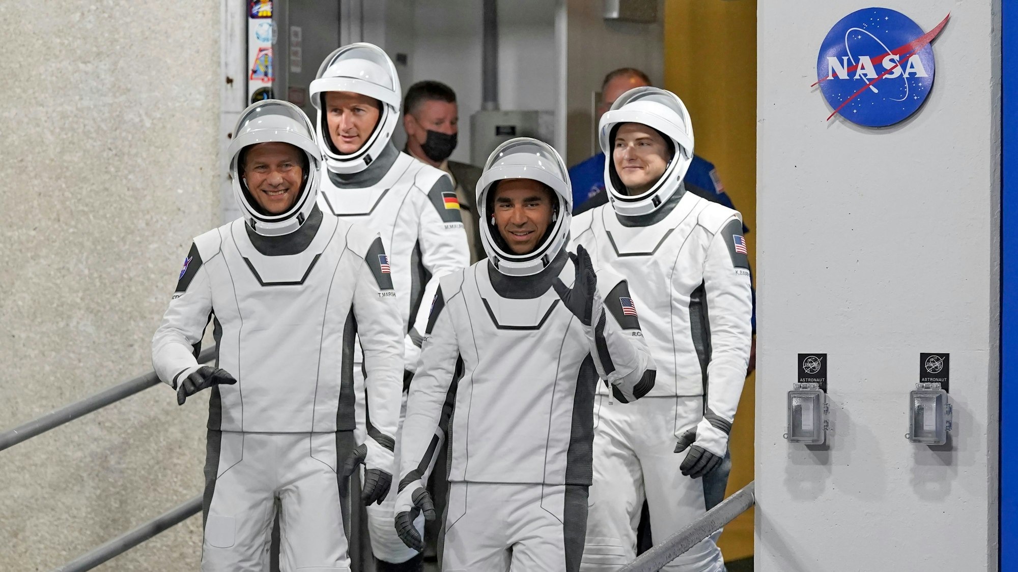 Die SpaceX ist mit der Crew an Board zur Raumstation ISS aufgebrochen. Auf dem Foto (aufgenommen am 11. November 2021) sind die Astronauten (von links) Tom Marshburn, Matthias Maurer aus Deutschland, Raja Chari und Kayla Barron zu sehen.