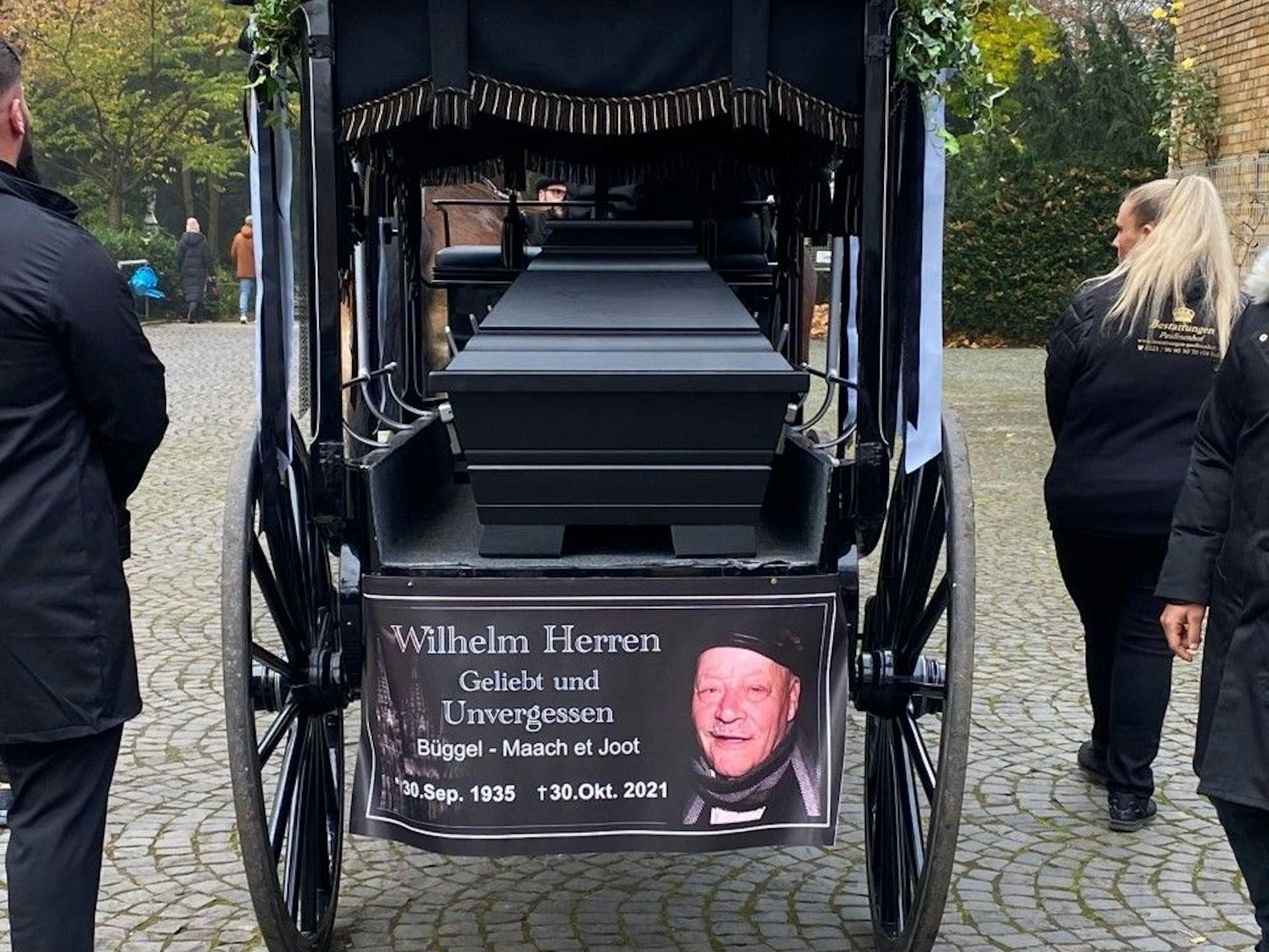 Kutsche mit dem Sarg von Wilhelm Herren auf Melaten