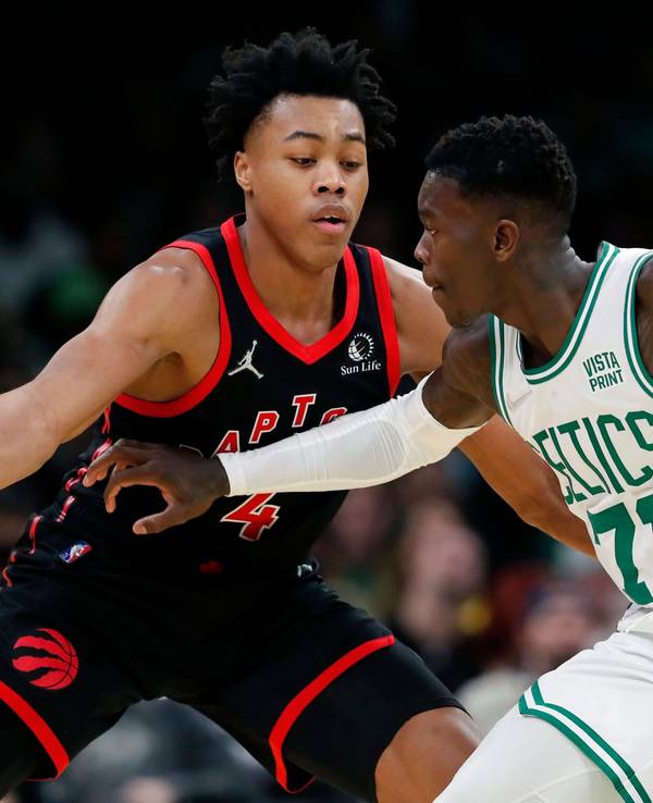 Dennis Schröder behauptet den in der NBA gegen Scottie Barnes.