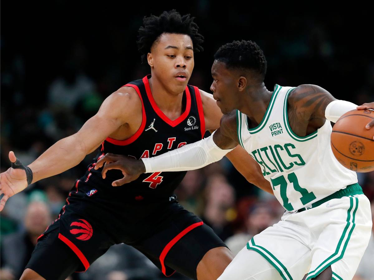 Dennis Schröder behauptet den in der NBA gegen Scottie Barnes.
