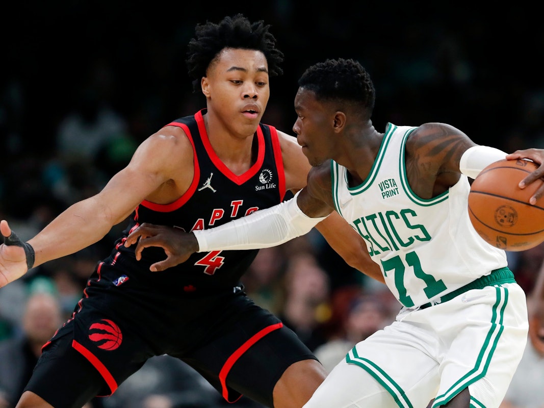 Dennis Schröder behauptet den in der NBA gegen Scottie Barnes.