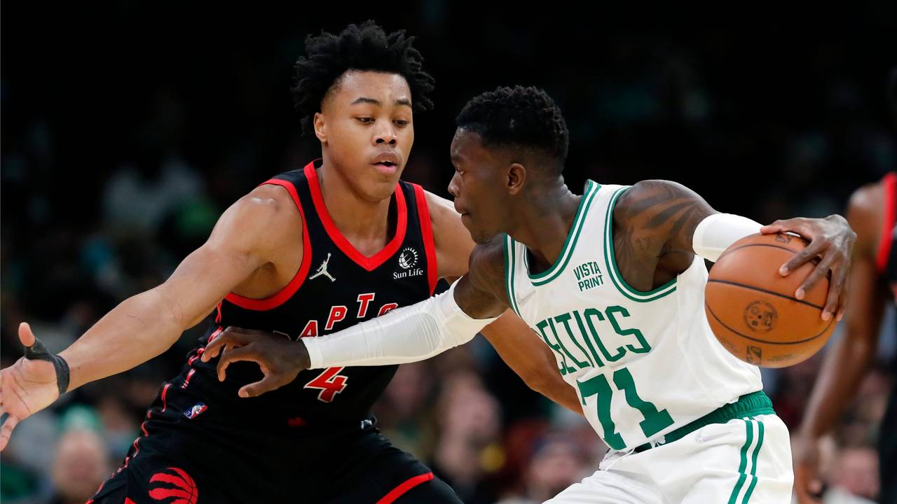Dennis Schröder behauptet den in der NBA gegen Scottie Barnes.
