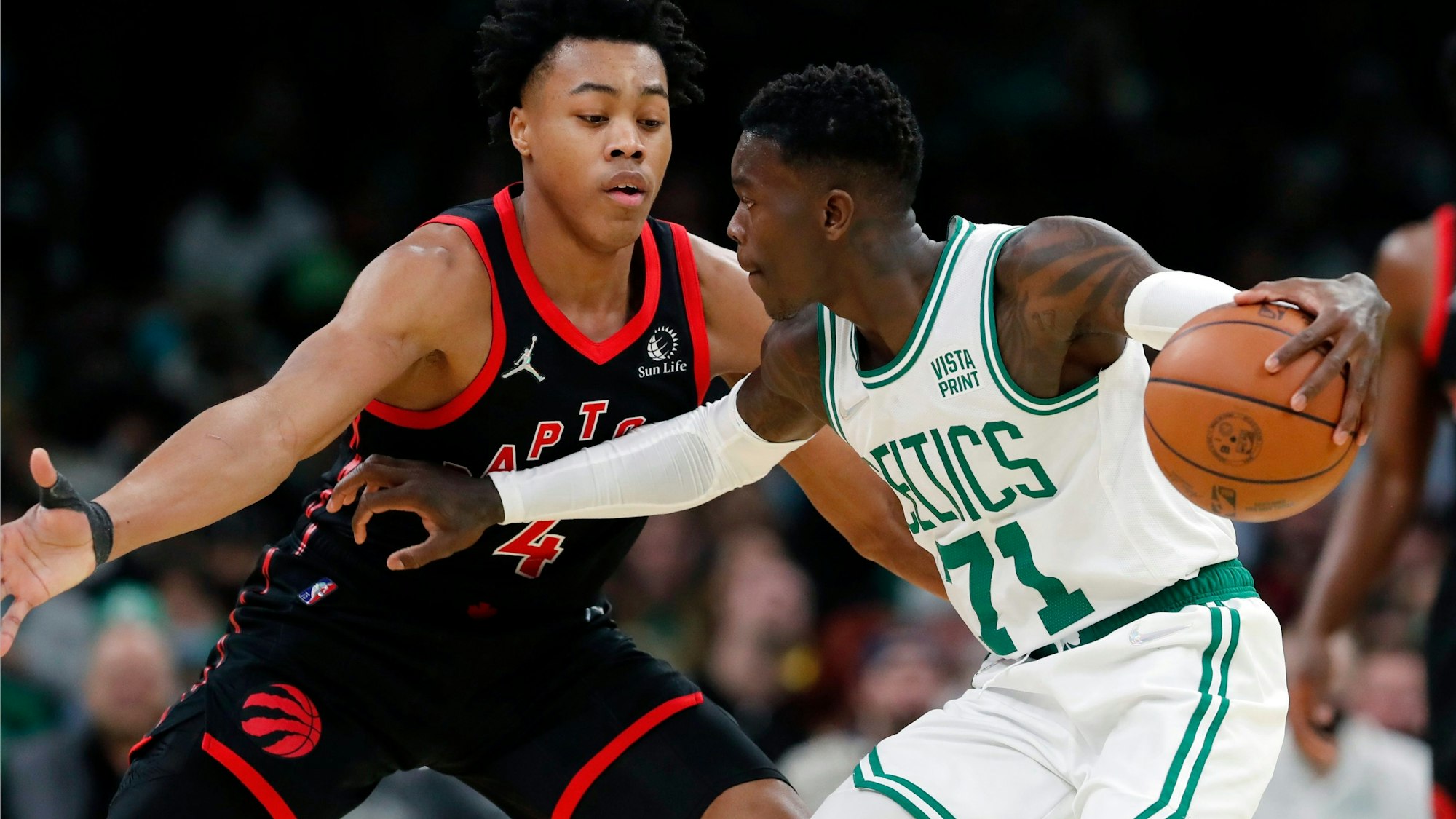 Dennis Schröder behauptet den in der NBA gegen Scottie Barnes.