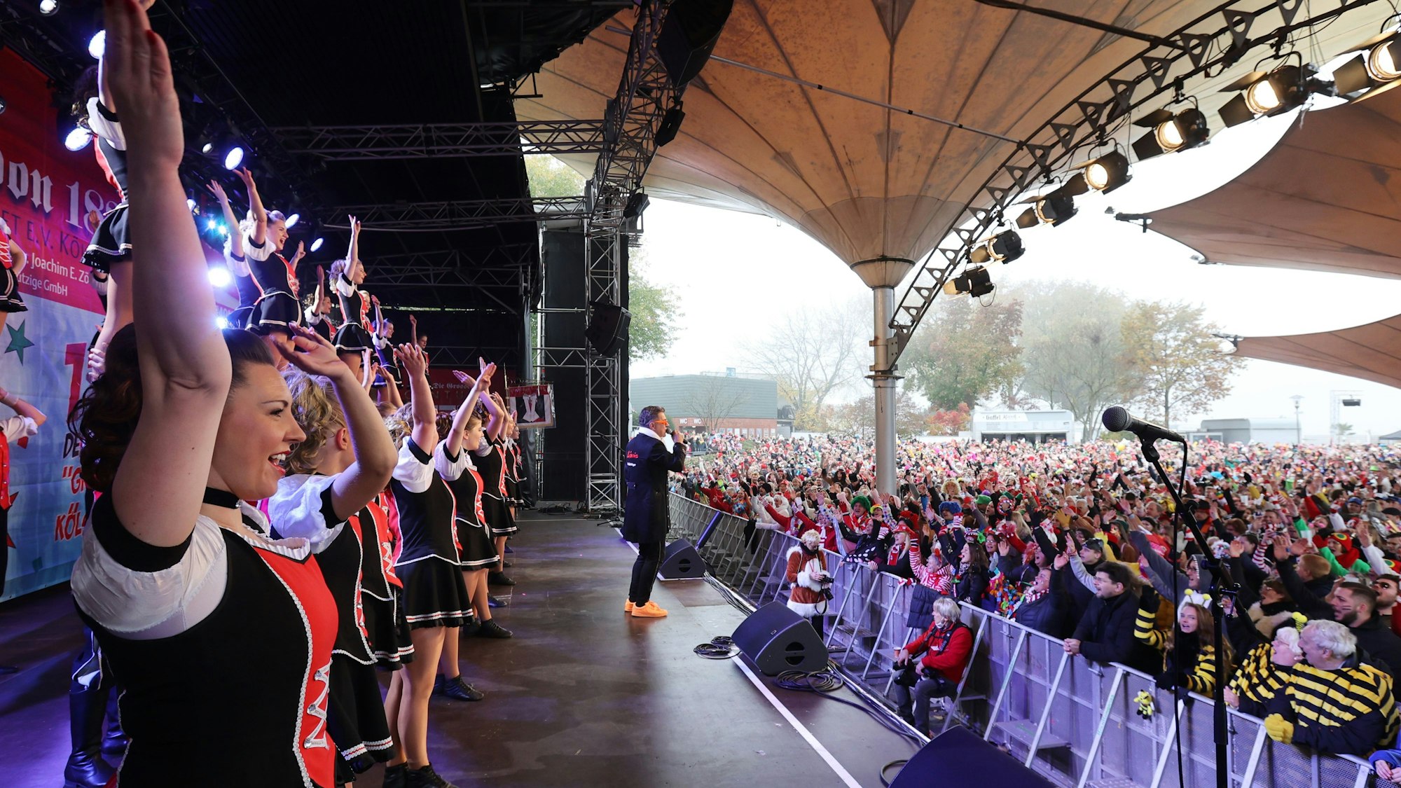Tanzcorps Fidele Sandhasen stehen auf der Bühne vor Publikum