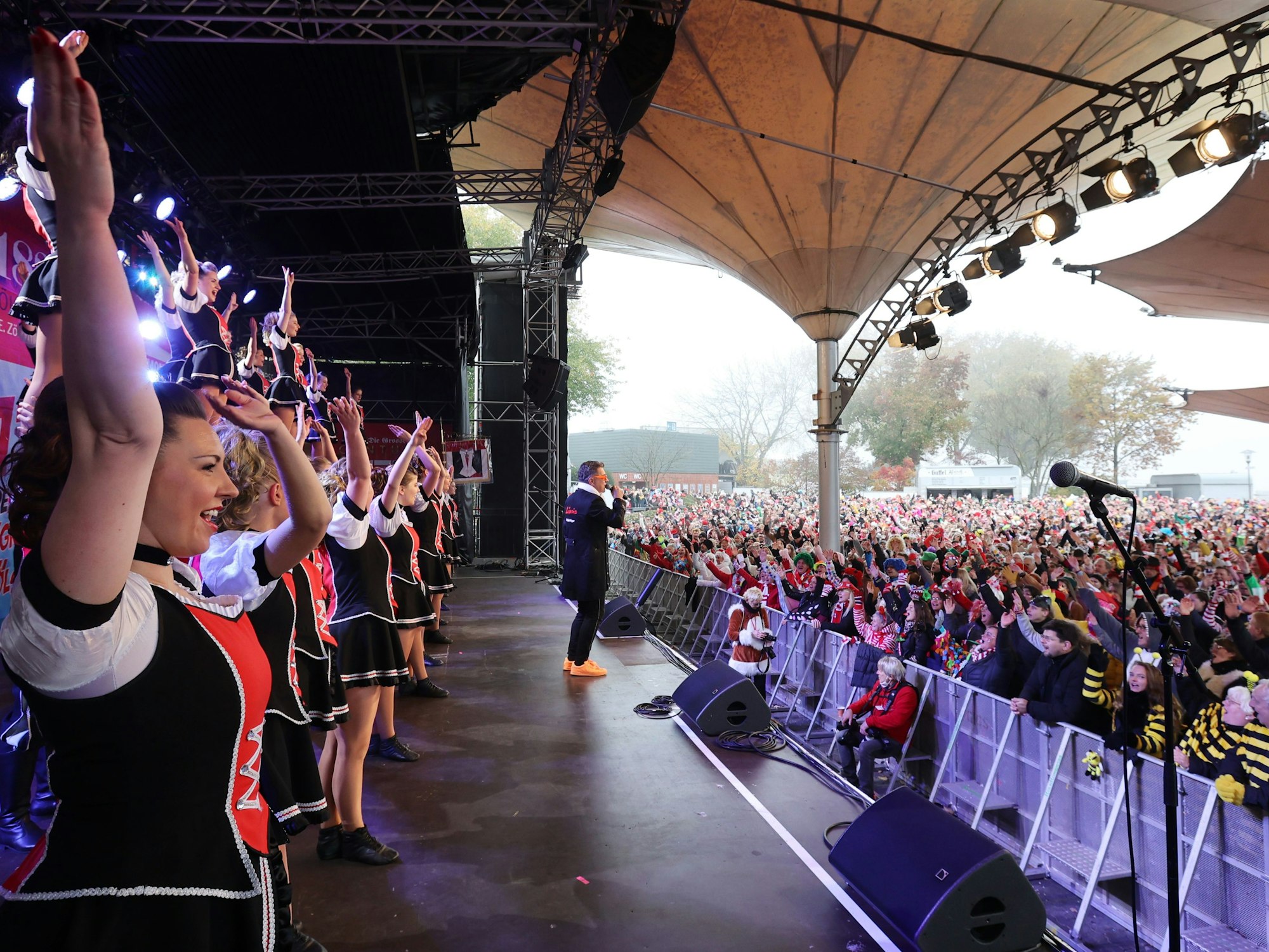 Blick auf die Bühne des Tanzbrunnens mit Publikum davor.