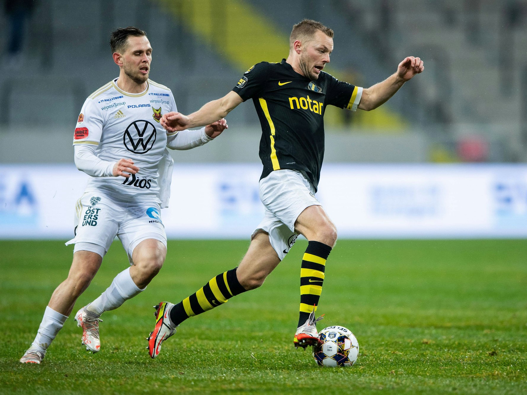 Charlie Colkett verfolgt Sebastian Larsson