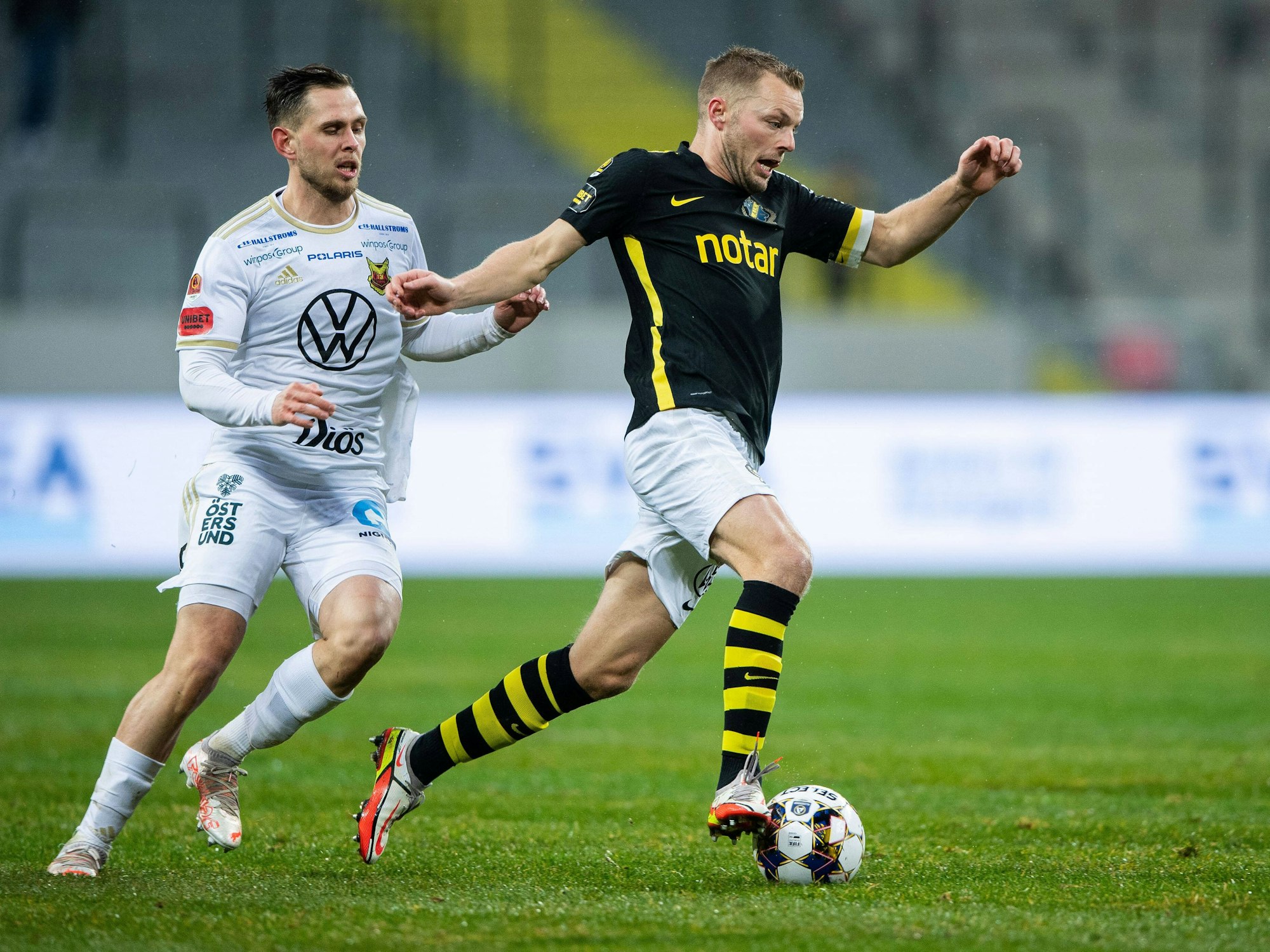 Charlie Colkett verfolgt Sebastian Larsson