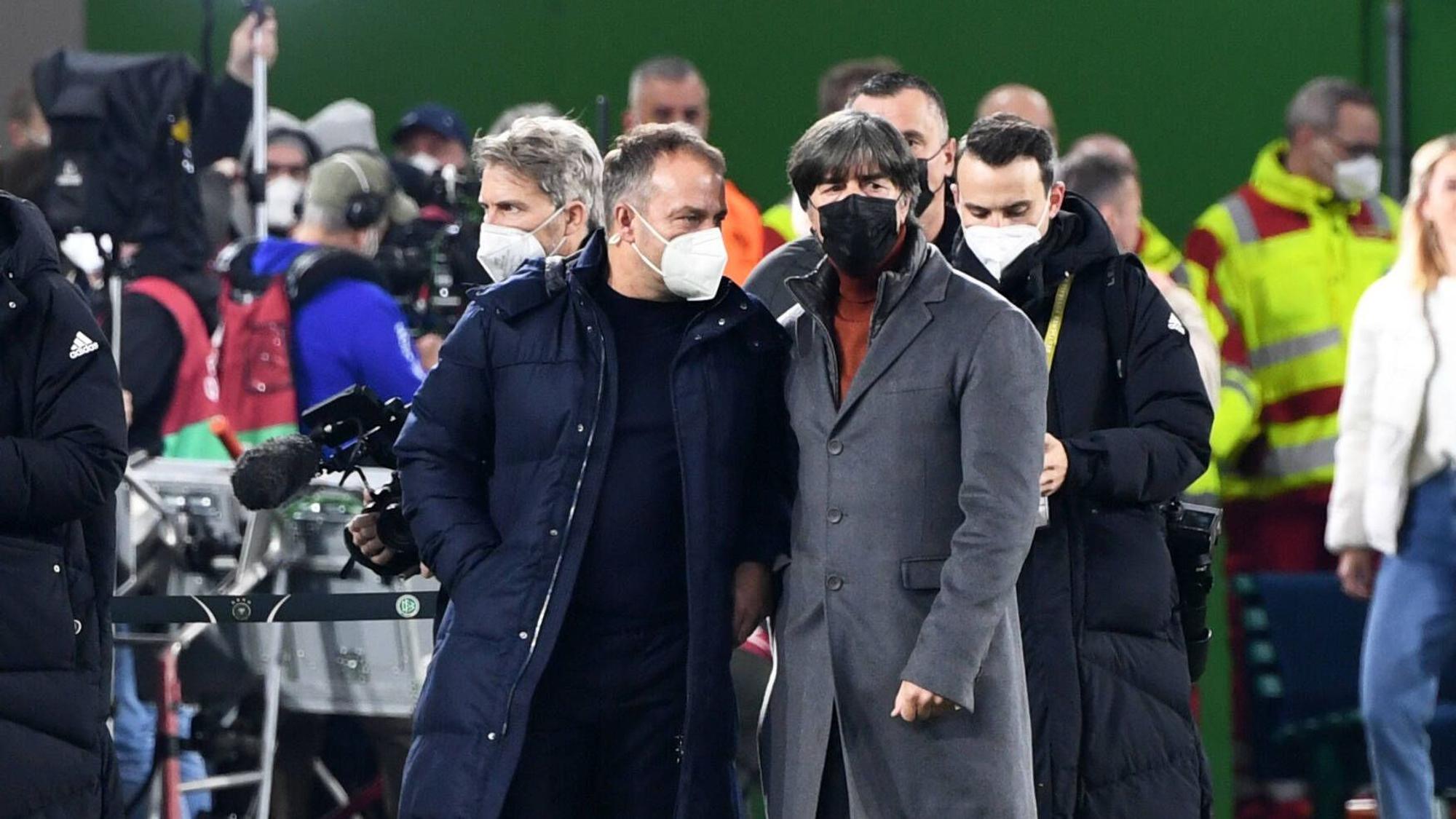 Hansi Flick und Joachim Löw auf dem Weg zum Interview.