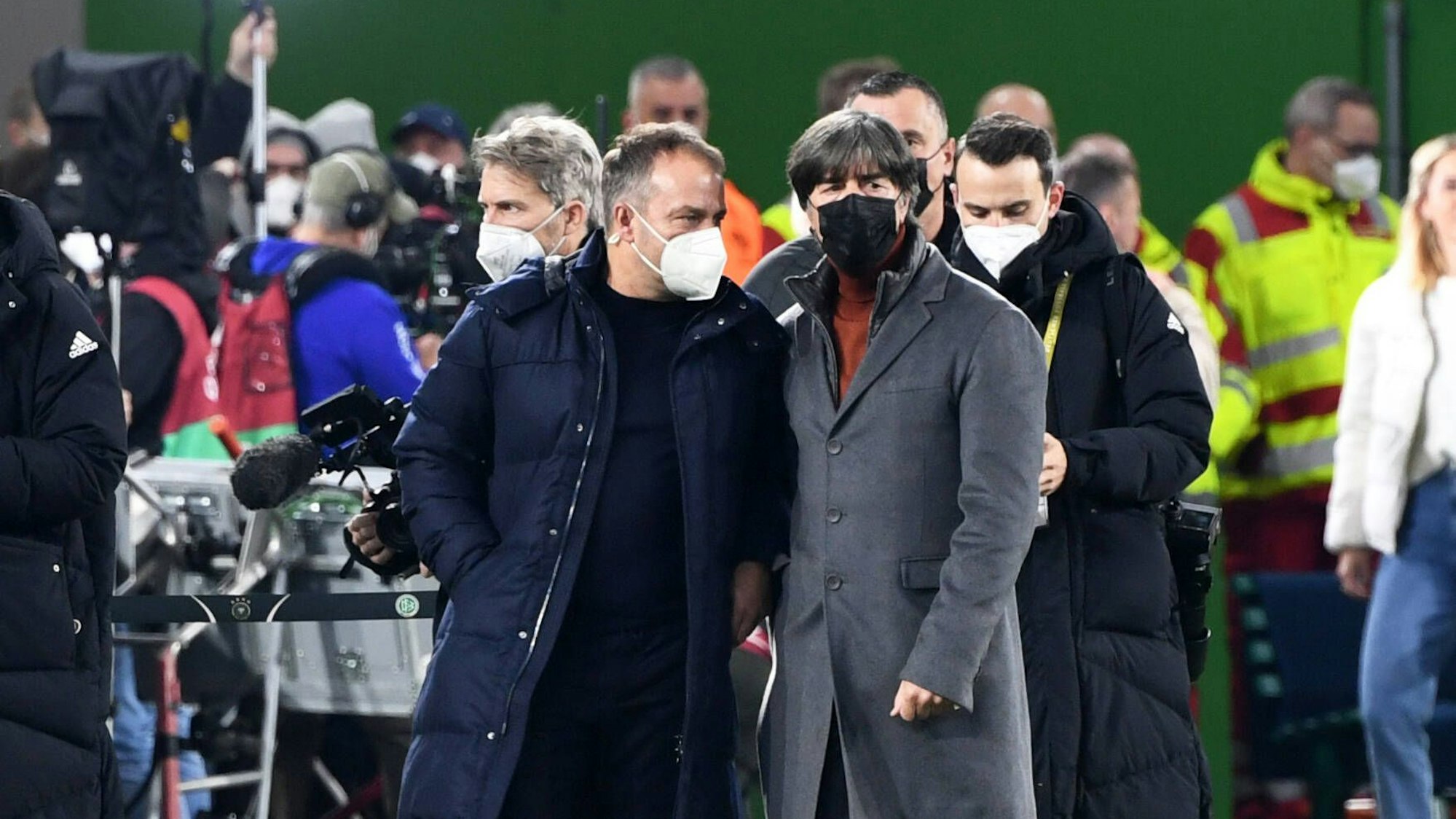 Hansi Flick und Joachim Löw auf dem Weg zum Interview.