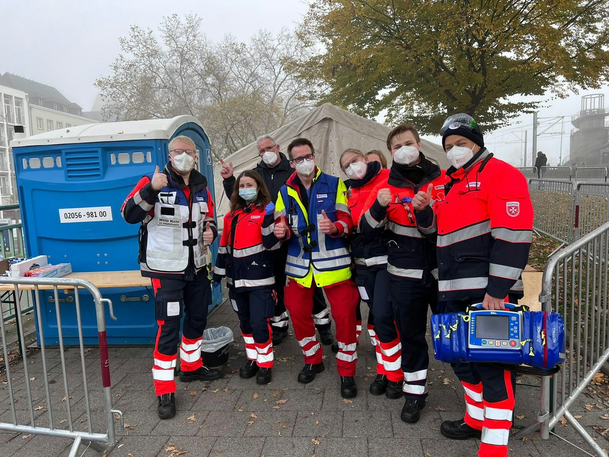 Mitarbeiter der Malteser am 11.11.2021 am Kölner Heumarkt