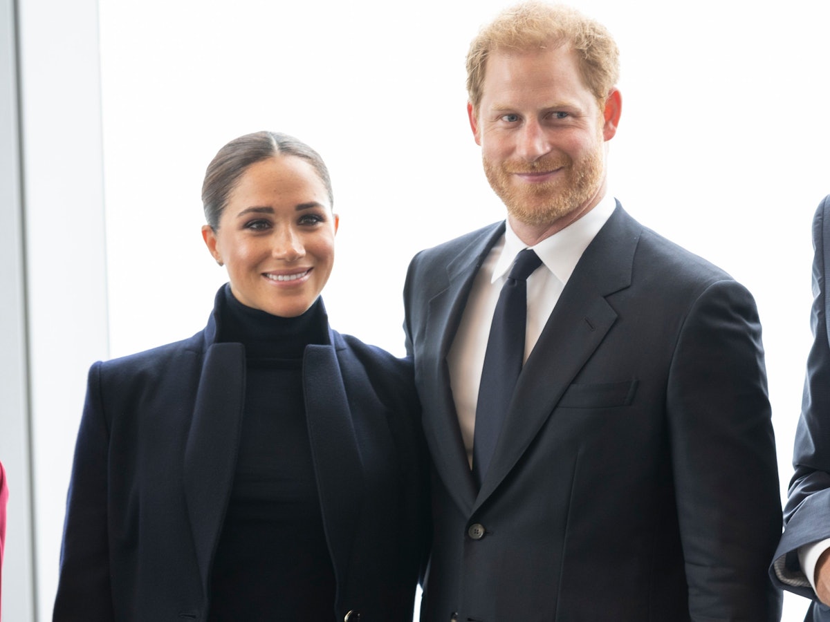 Meghan Markle, Herzogin von Sussex, und ihr Ehemann Prinz Harry, Herzog von Sussex, stehen am 23.09.2021 in New York im Observatorium im One World Trade Center für ein Foto zusammen
