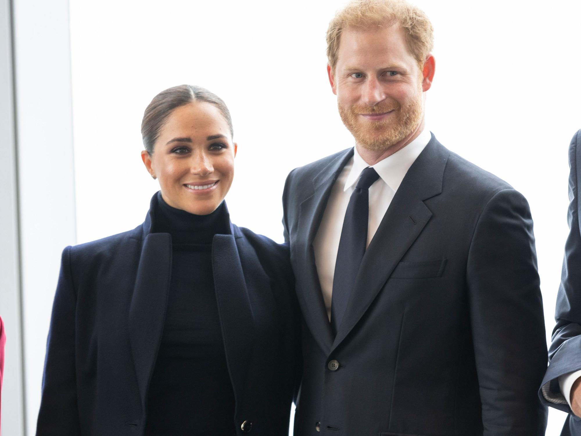 Meghan Markle, Herzogin von Sussex, und ihr Ehemann Prinz Harry, Herzog von Sussex, stehen am 23.09.2021 in New York im Observatorium im One World Trade Center für ein Foto zusammen