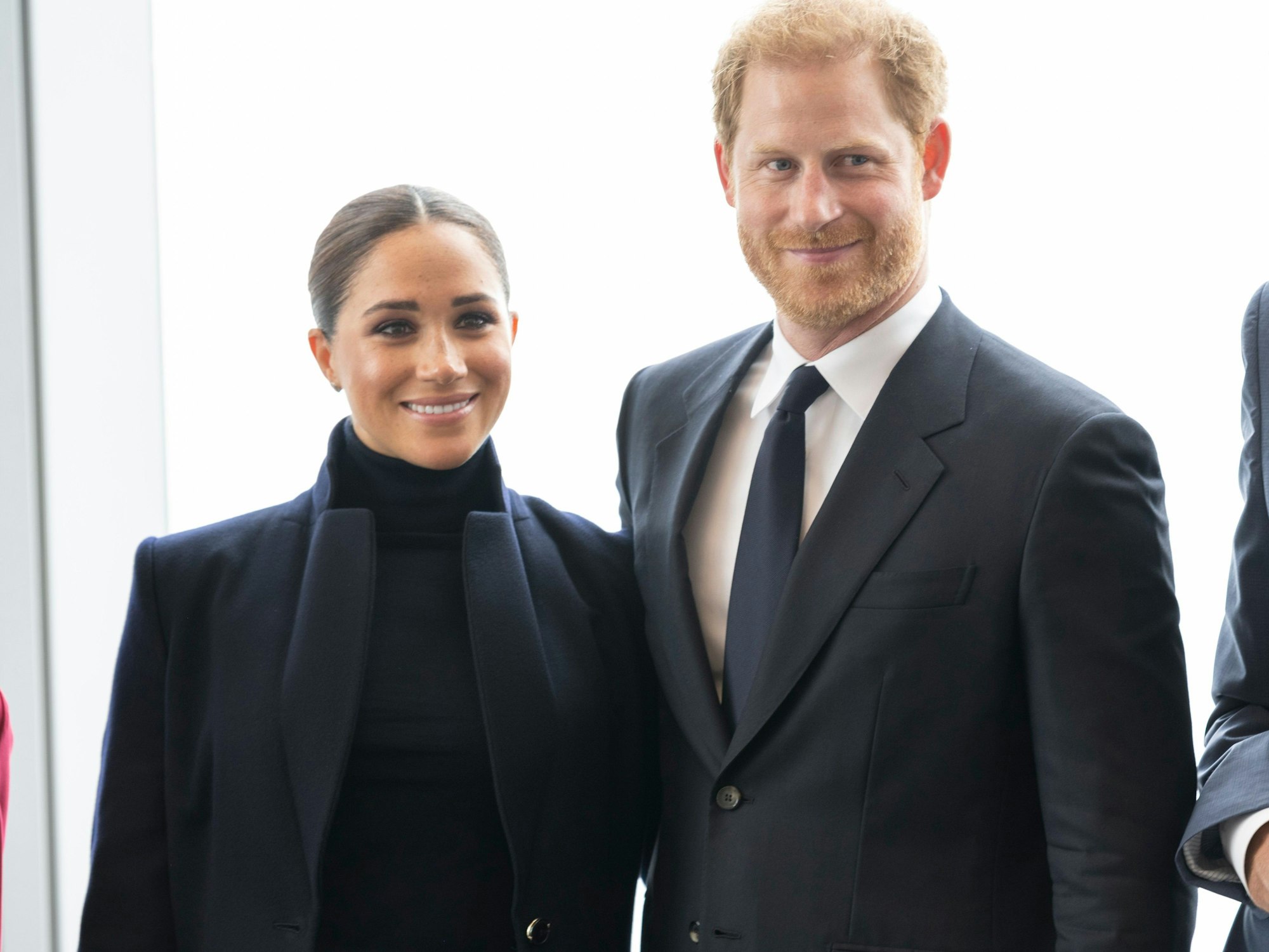 Meghan Markle, Herzogin von Sussex, und ihr Ehemann Prinz Harry, Herzog von Sussex, stehen am 23.09.2021 in New York im Observatorium im One World Trade Center für ein Foto zusammen