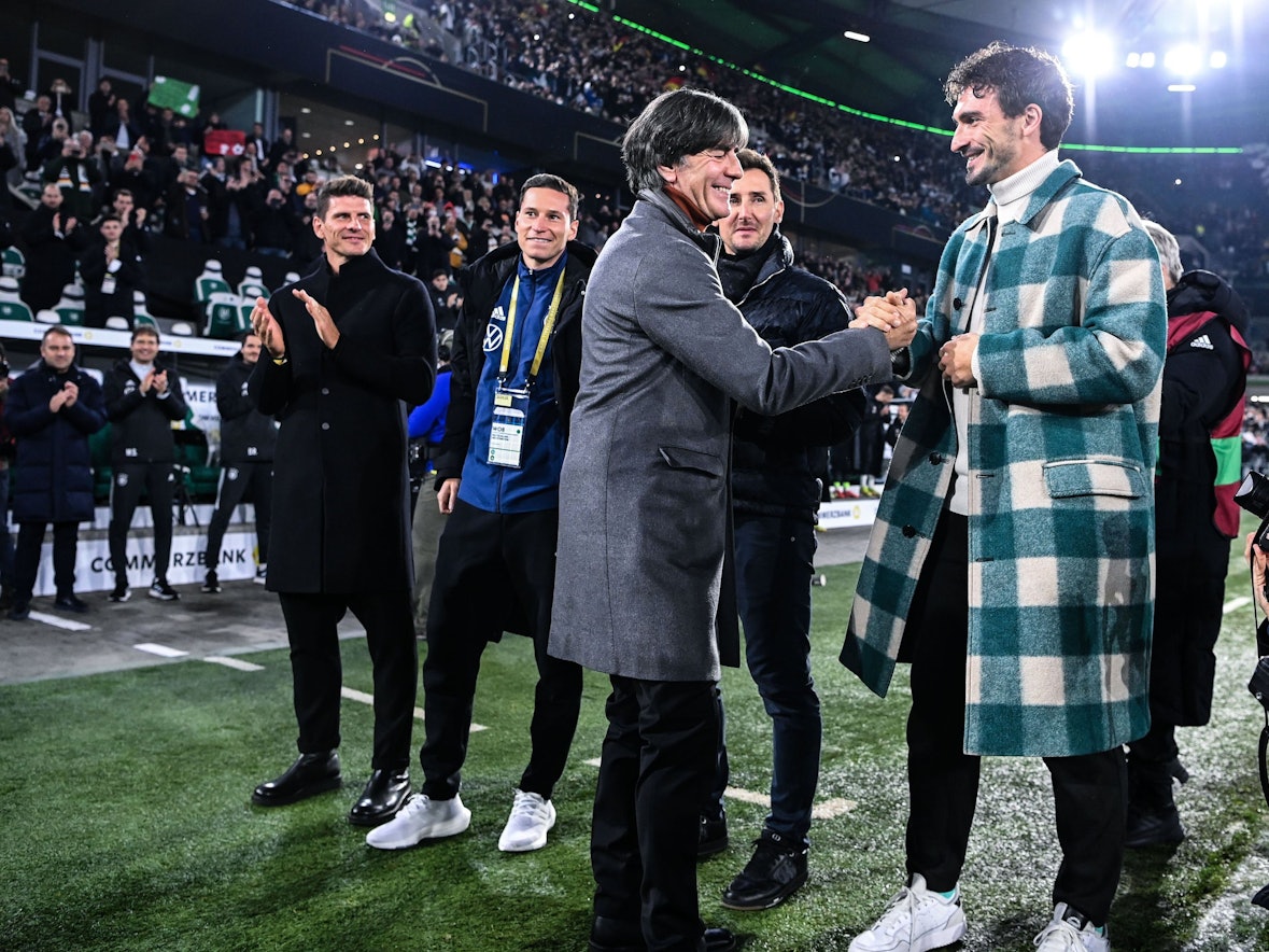 Mats Hummels verabschiedet Joachim Löw.