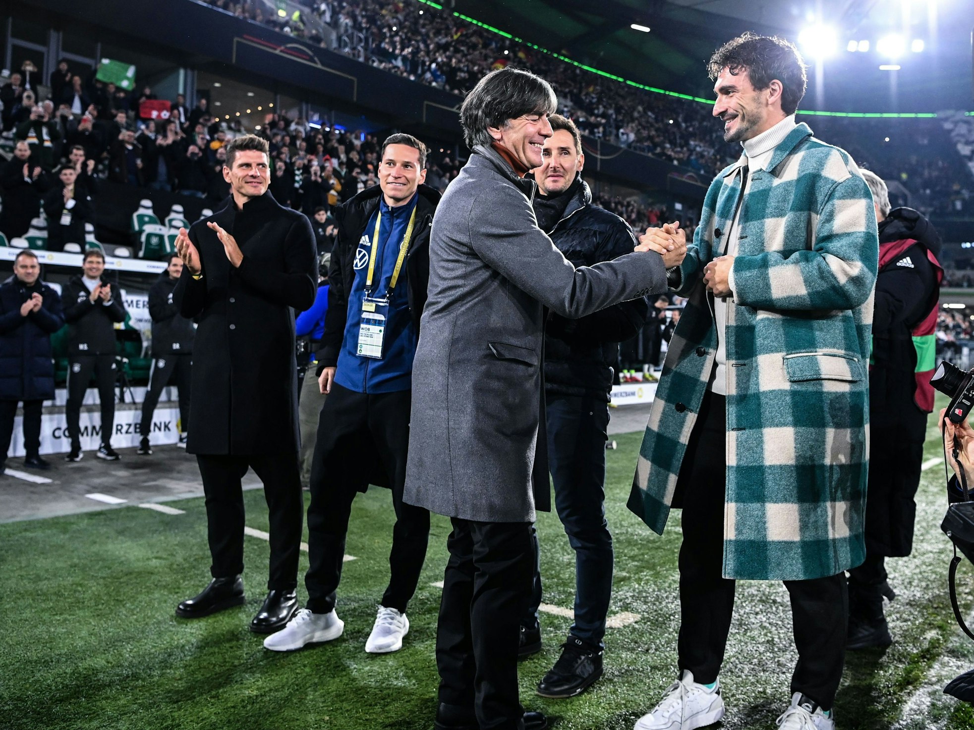 Mats Hummels verabschiedet Joachim Löw.