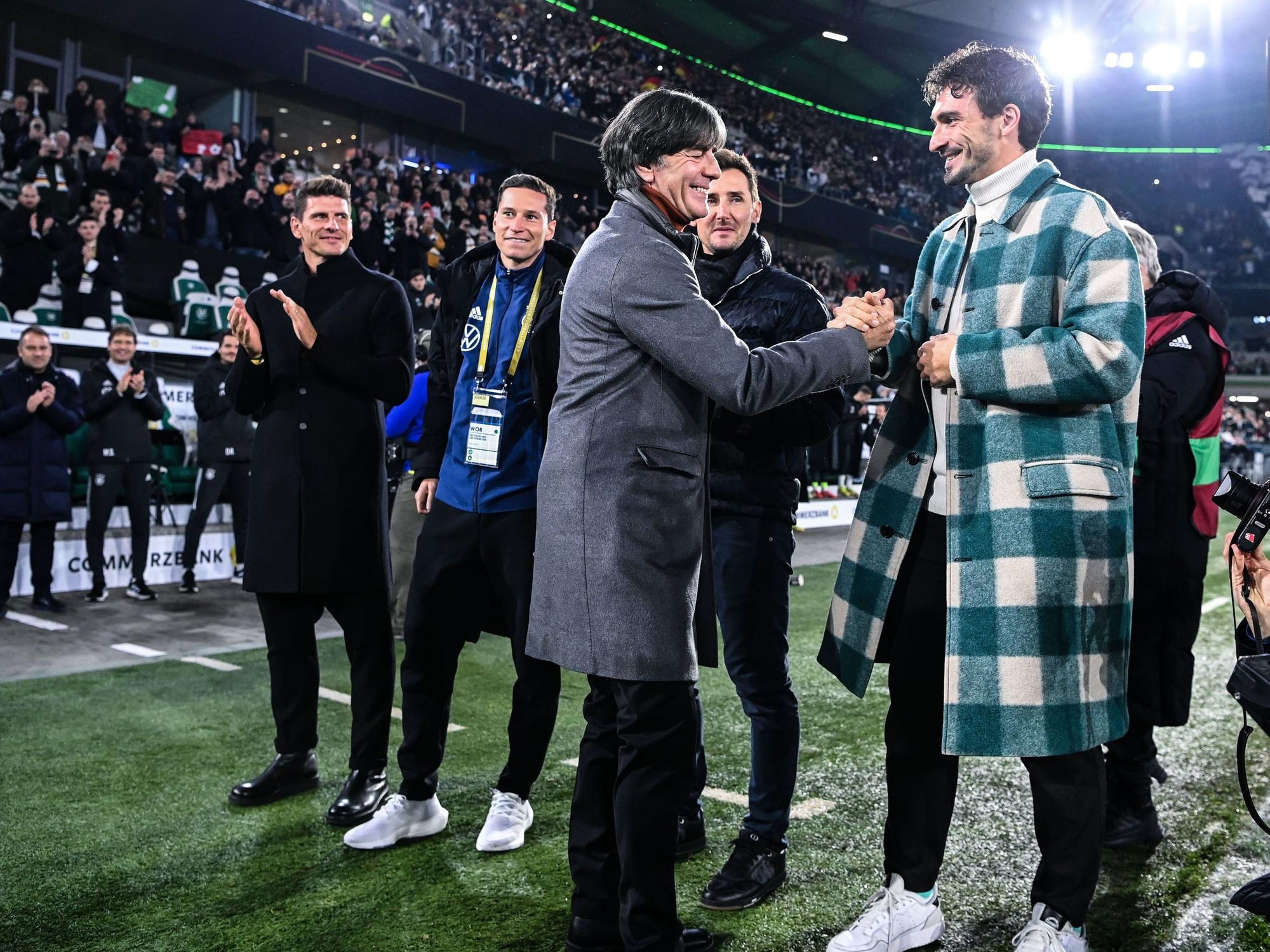 Mats Hummels verabschiedet Joachim Löw.