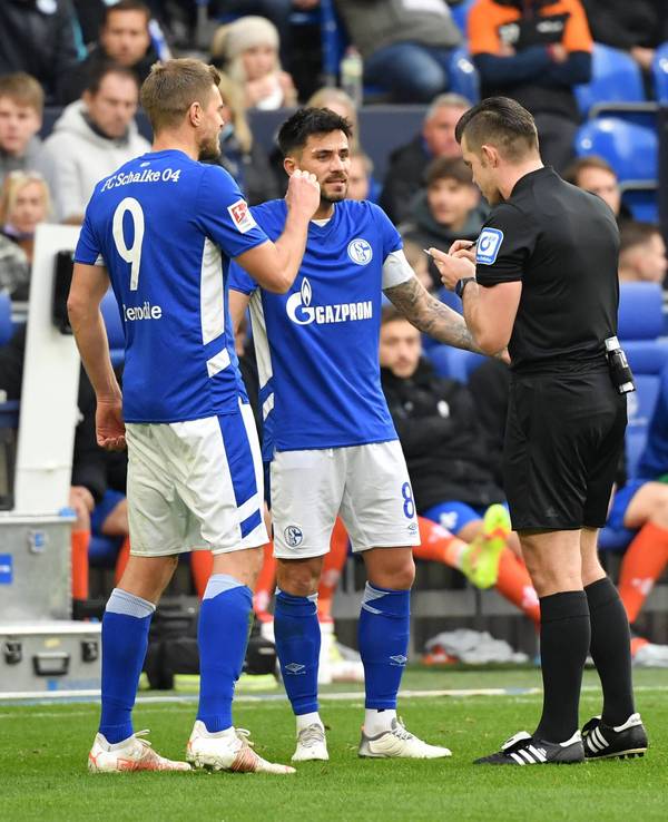 Danny Latza spielt für den FC Schalke 04 gegen den SV Darmstadt.